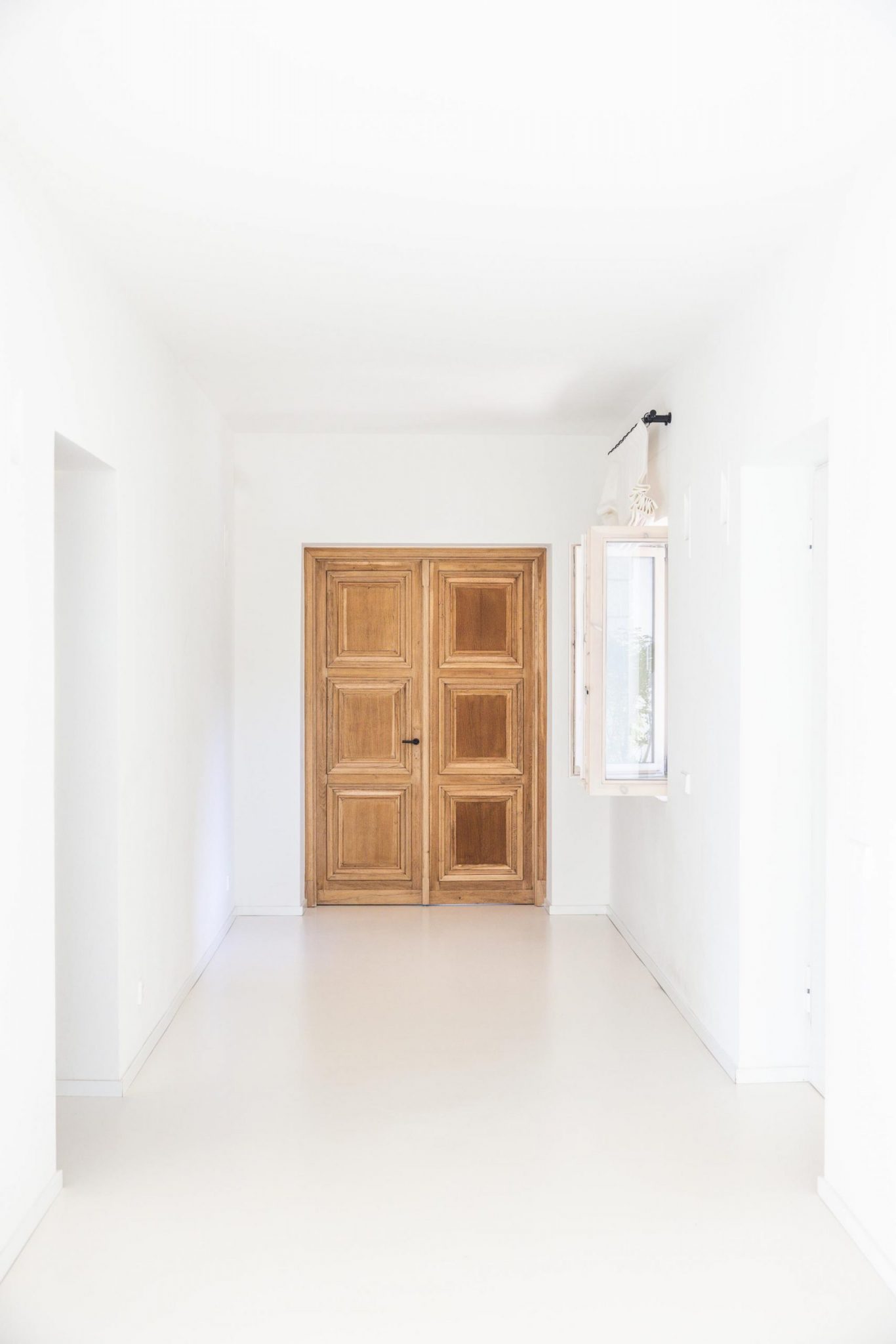 entrée sol blanc porte en bois 
