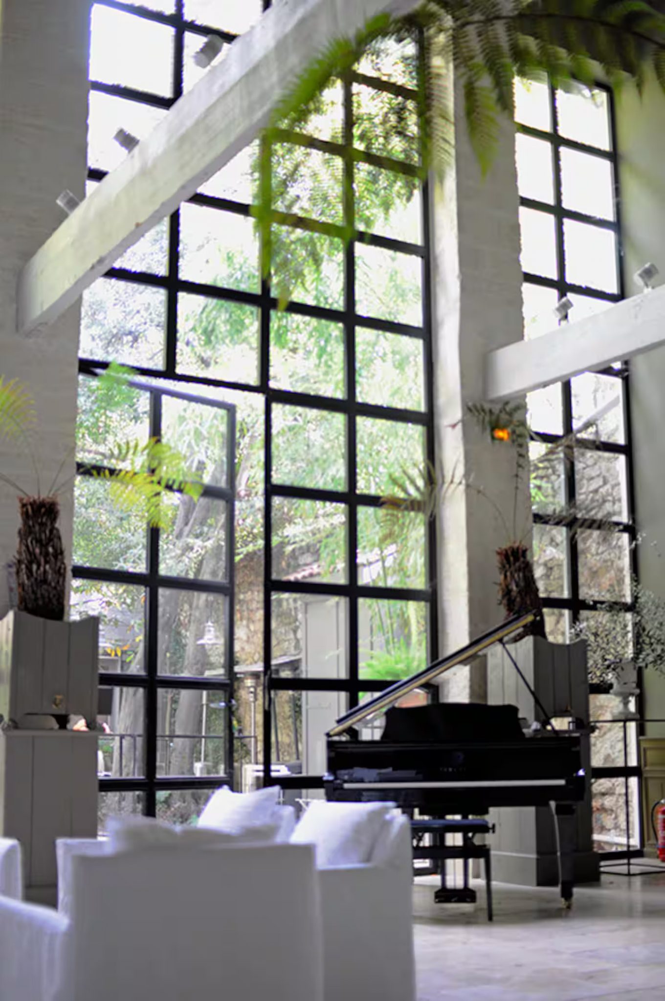 salon avec piano décoration classique chic maison Avignon Le Complot