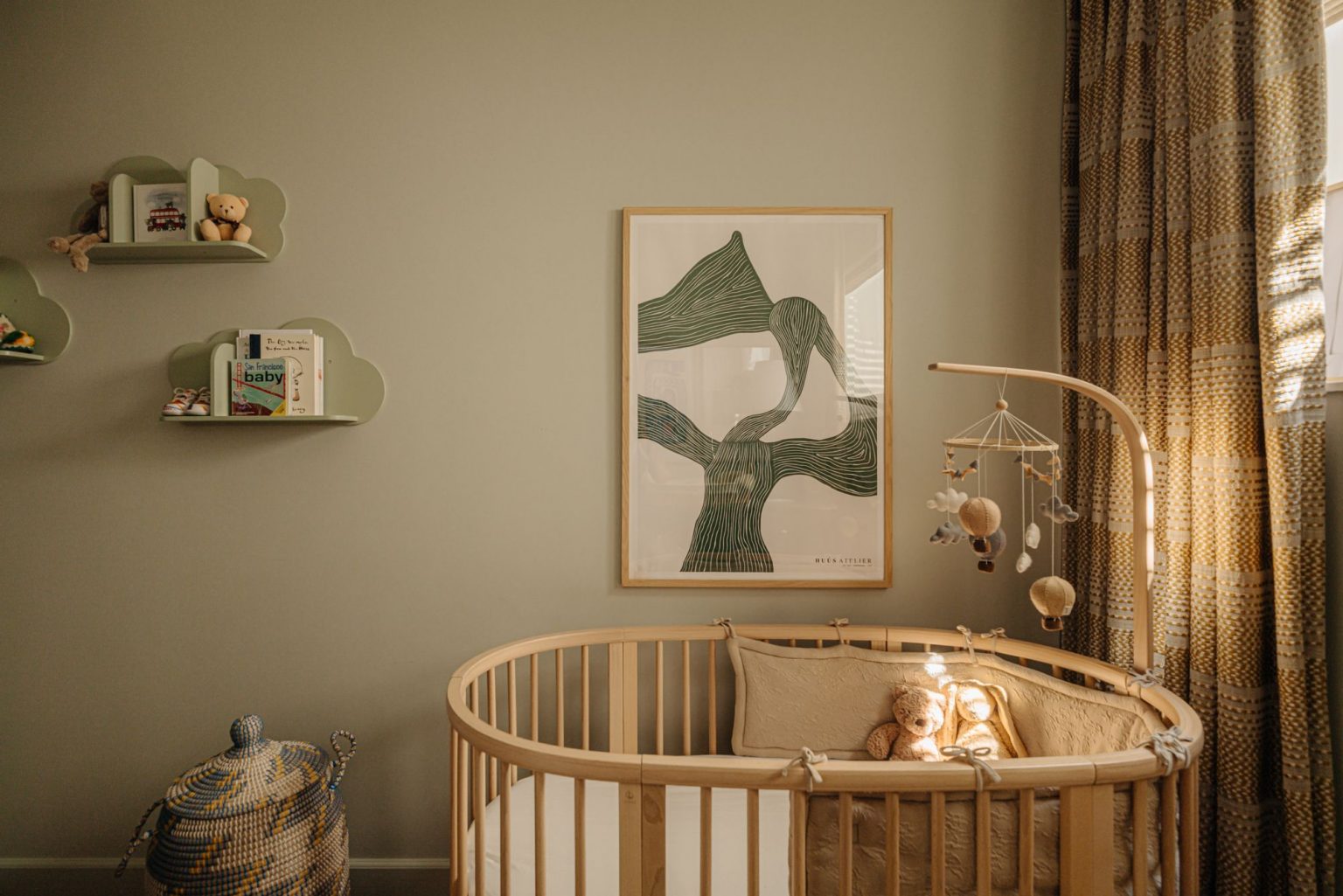 chambre bébé mur vert kaki pâle