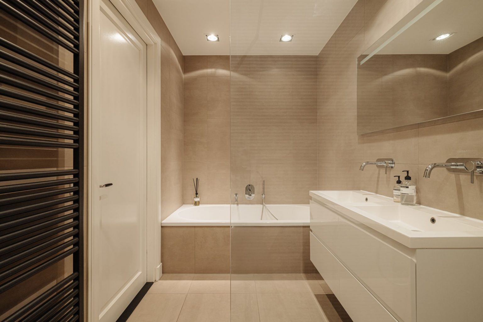 salle de bain moderne beige