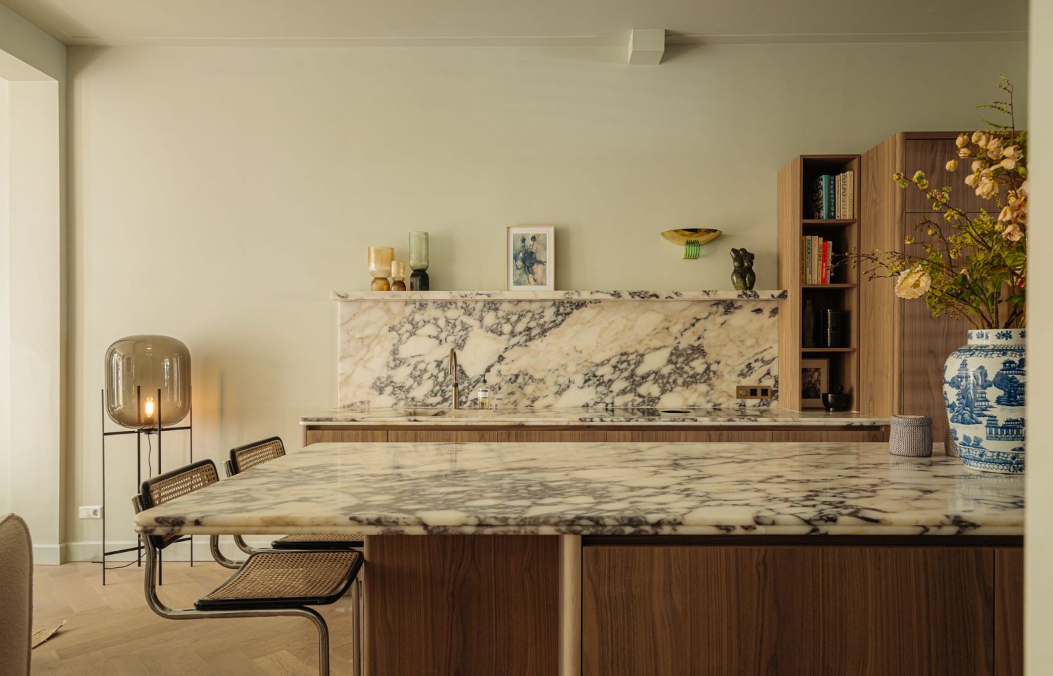 cuisine bois et marbre appartement en duplex Amsterdam