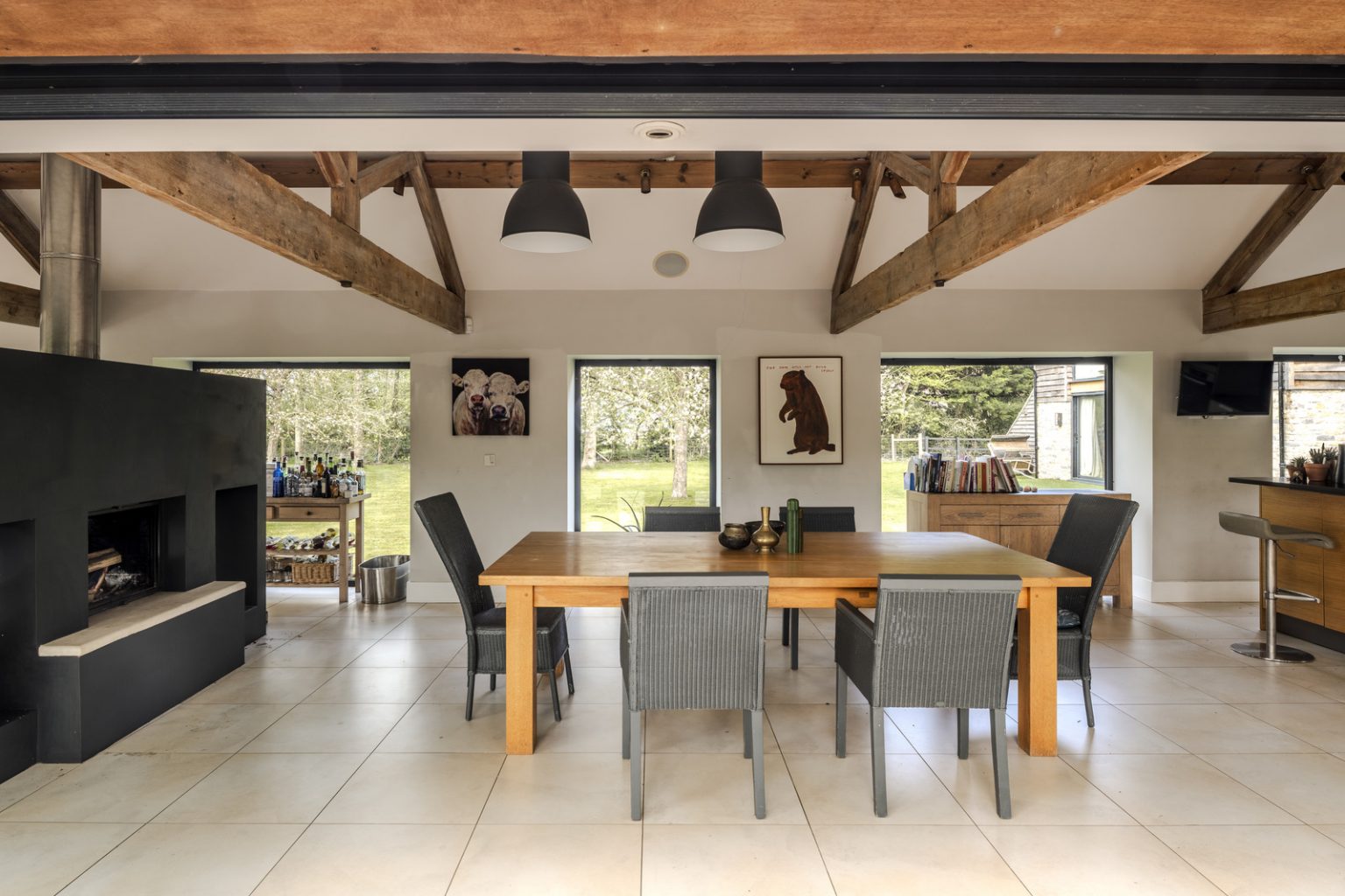 salle à manger avec poutres et cheminée double face maison contemporaine