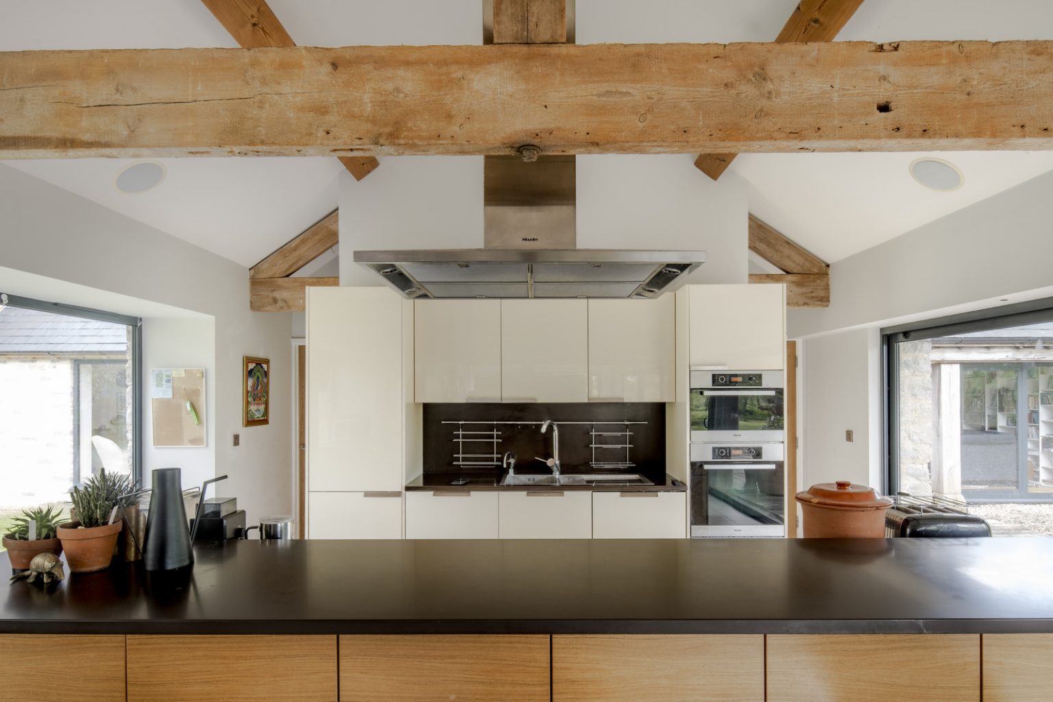 cuisine ouverte avec poutres maison contemporaine