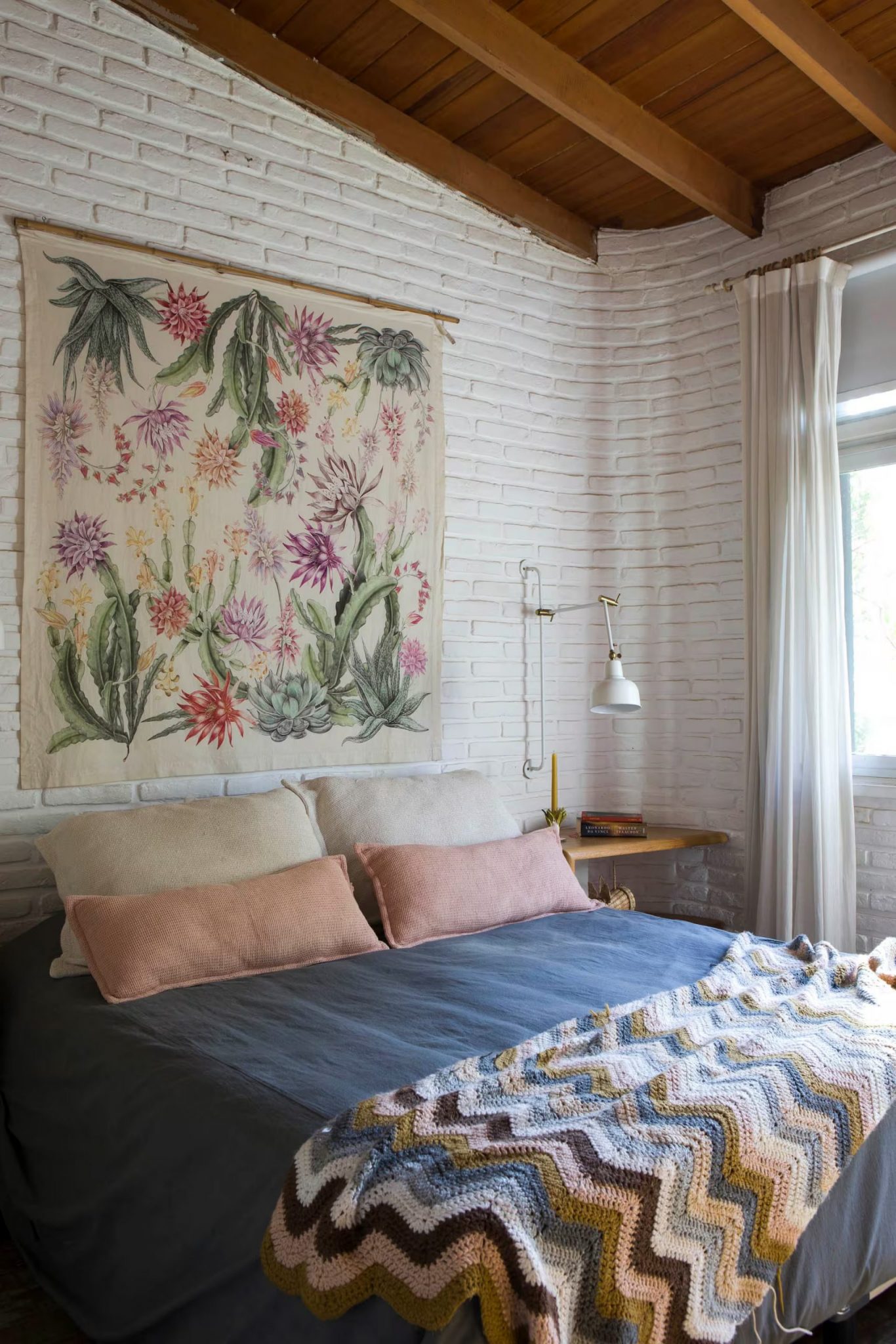 chambre murs briques blanches décoration vintage