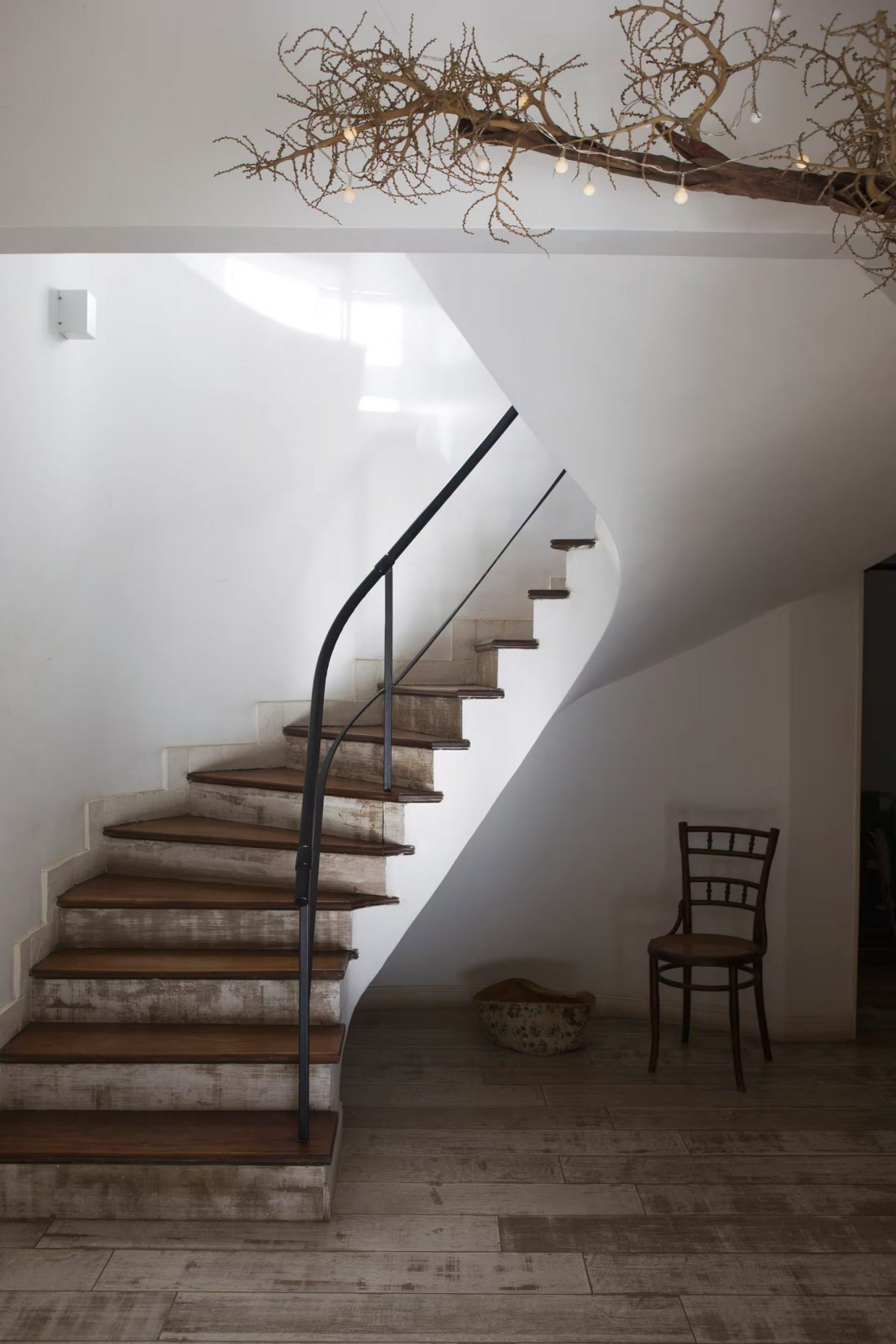 entrée avec escalier béton maison contemporaine en Argentine style brutaliste