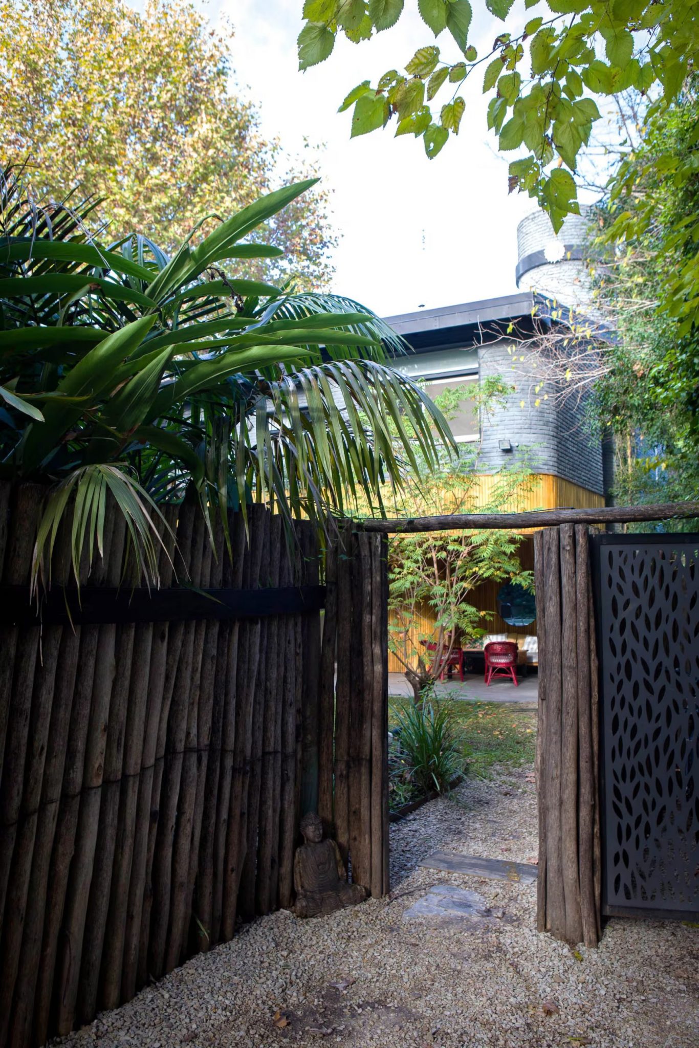 maison béton et bois style brutaliste 