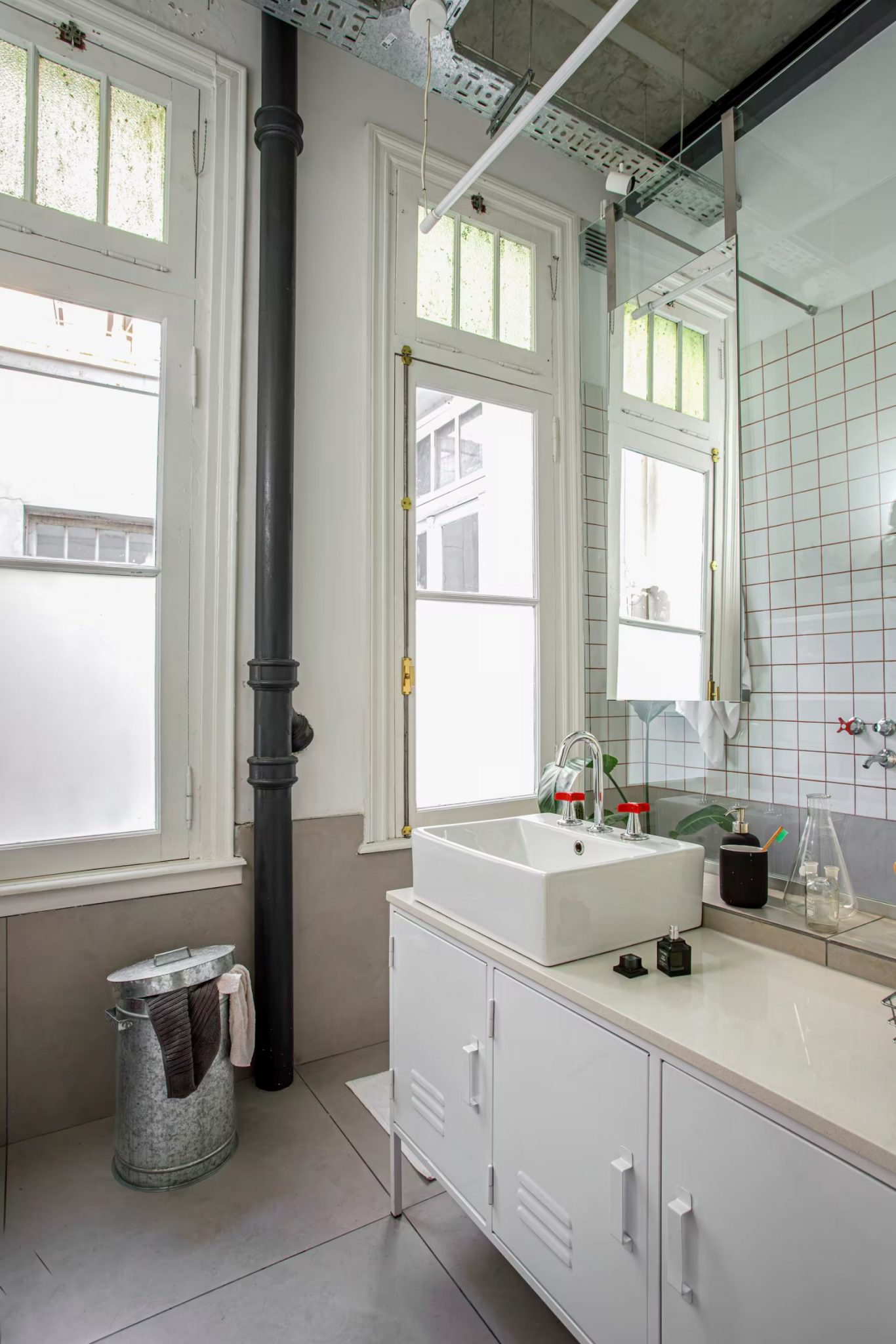 salle de bain style industriel appartement rénové par architecte