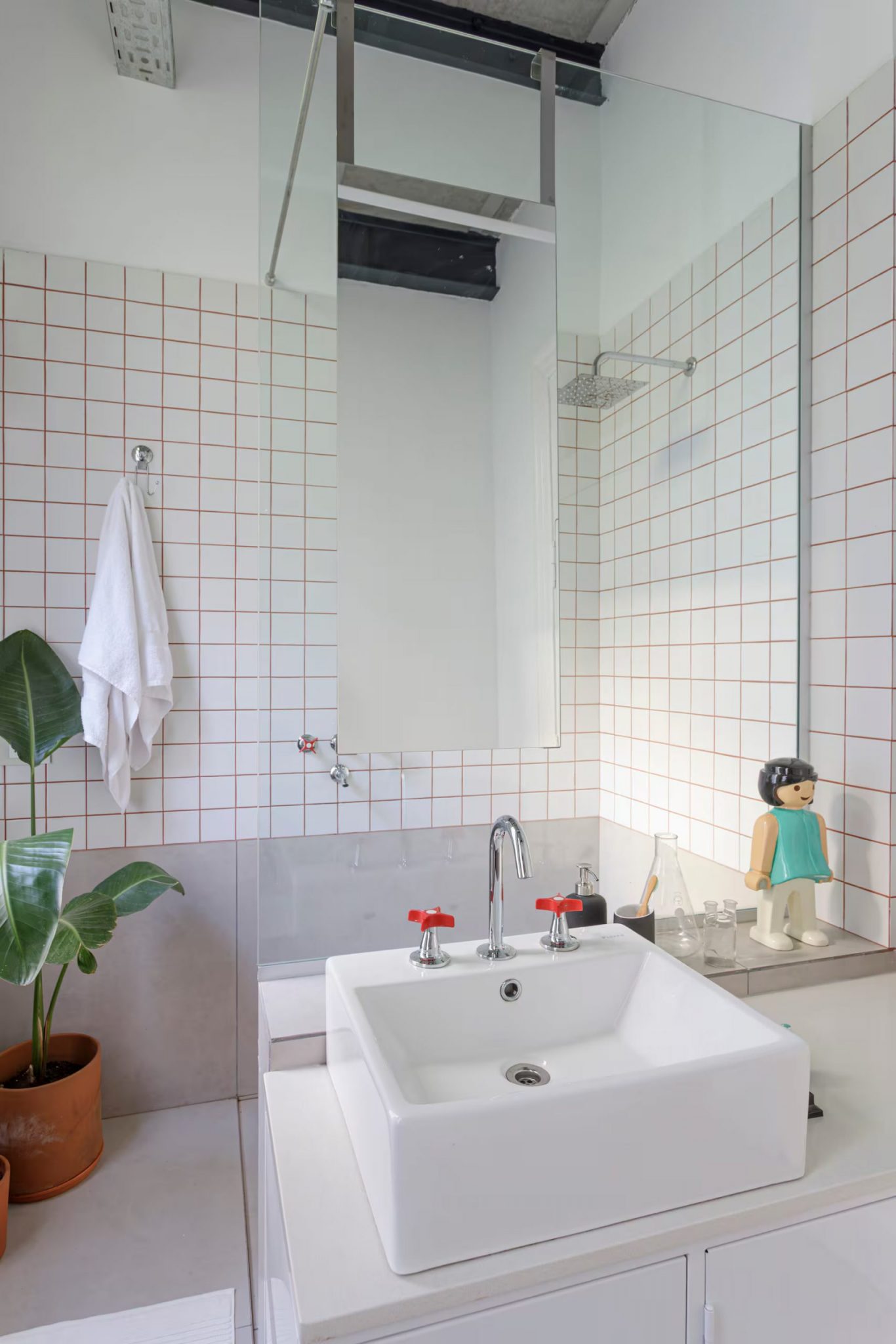 salle de bain style industriel appartement rénové par architecte