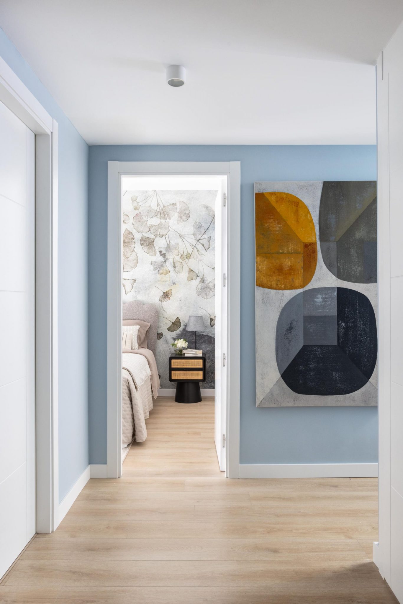 couloir murs bleus