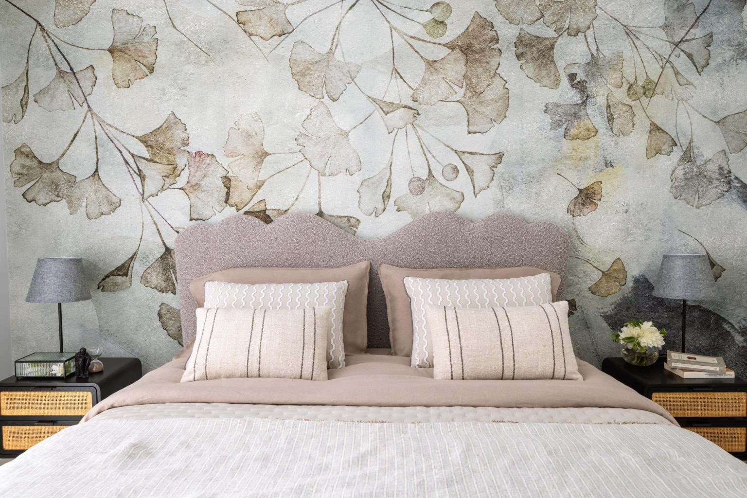 chambre avec papier-peint végétal couleur naturelle