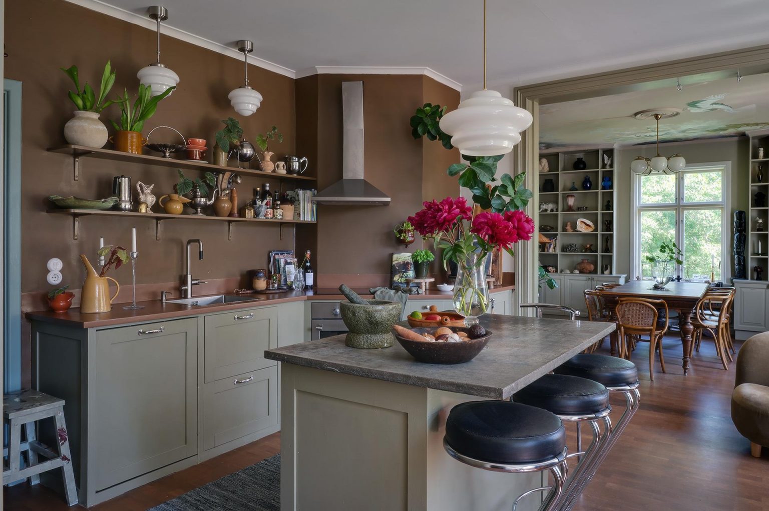 cuisine verte avec îlot décoration classique chic