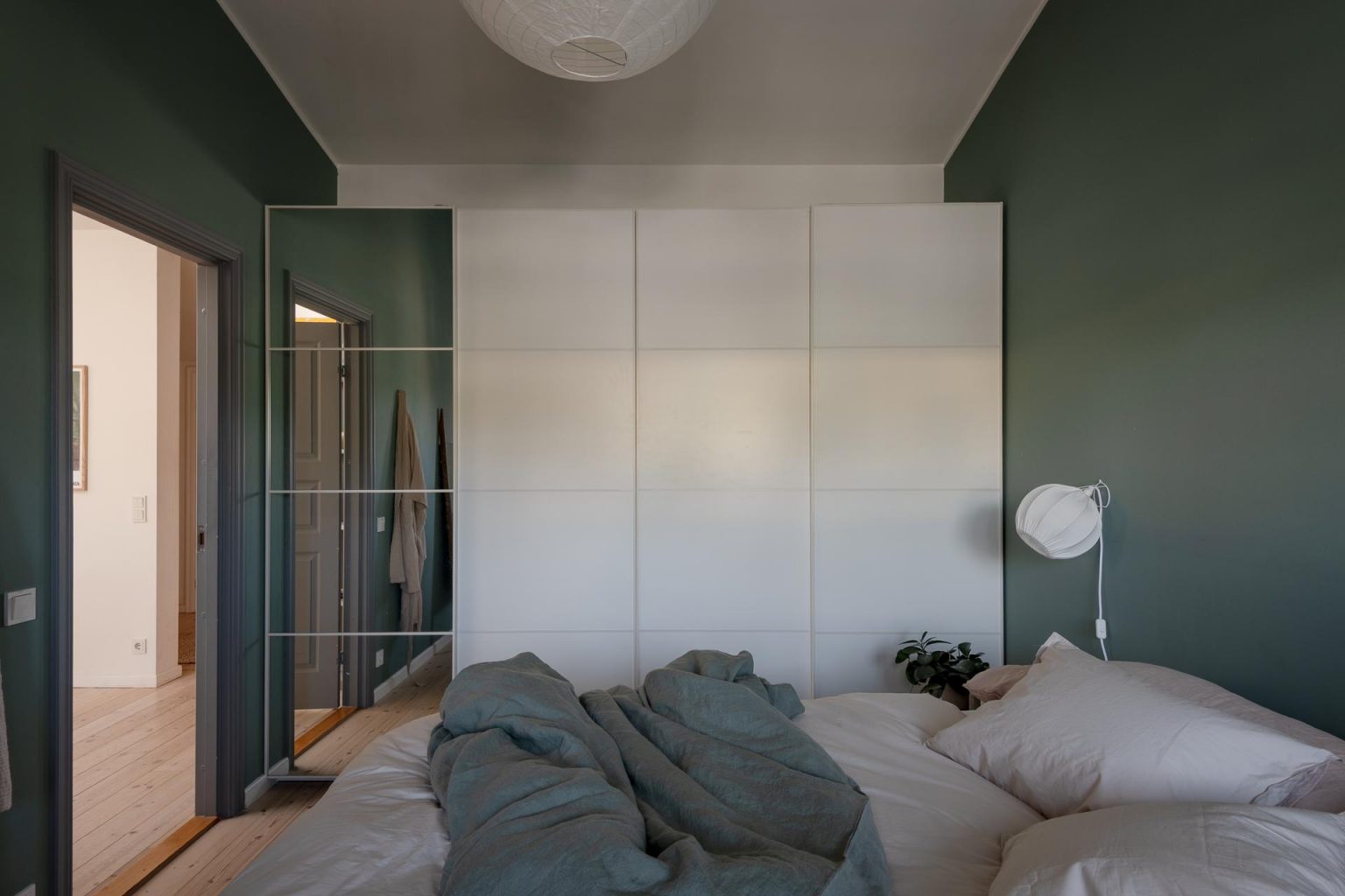 chambre murs verts décoration scandinave