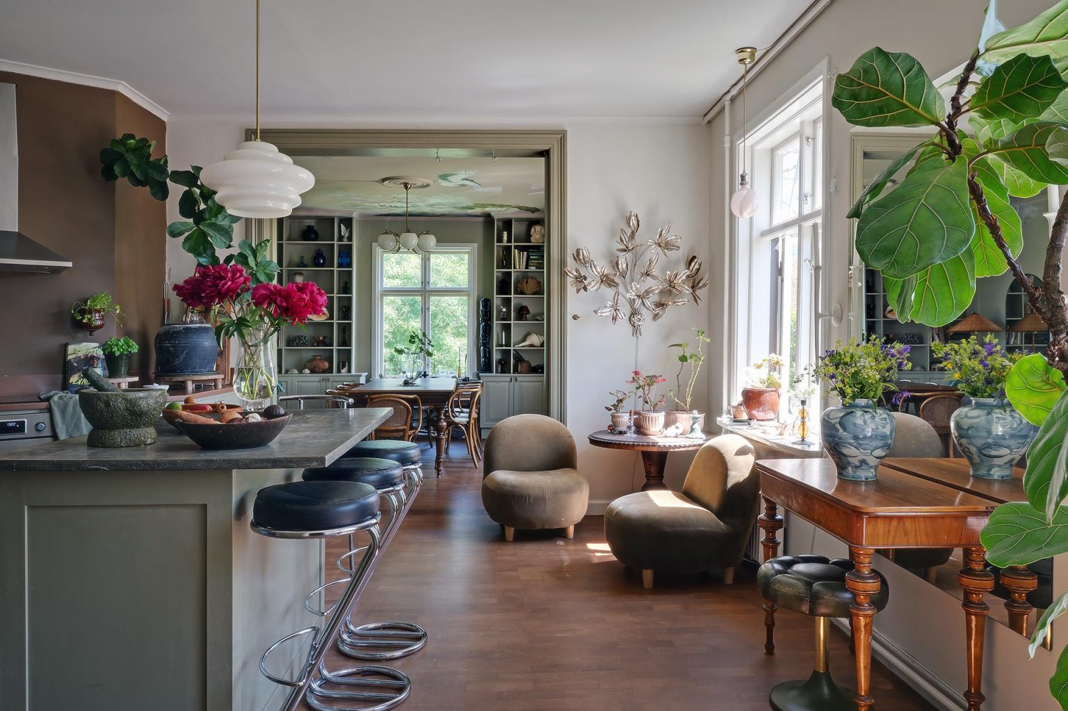 cuisine verte avec îlot décoration classique chic