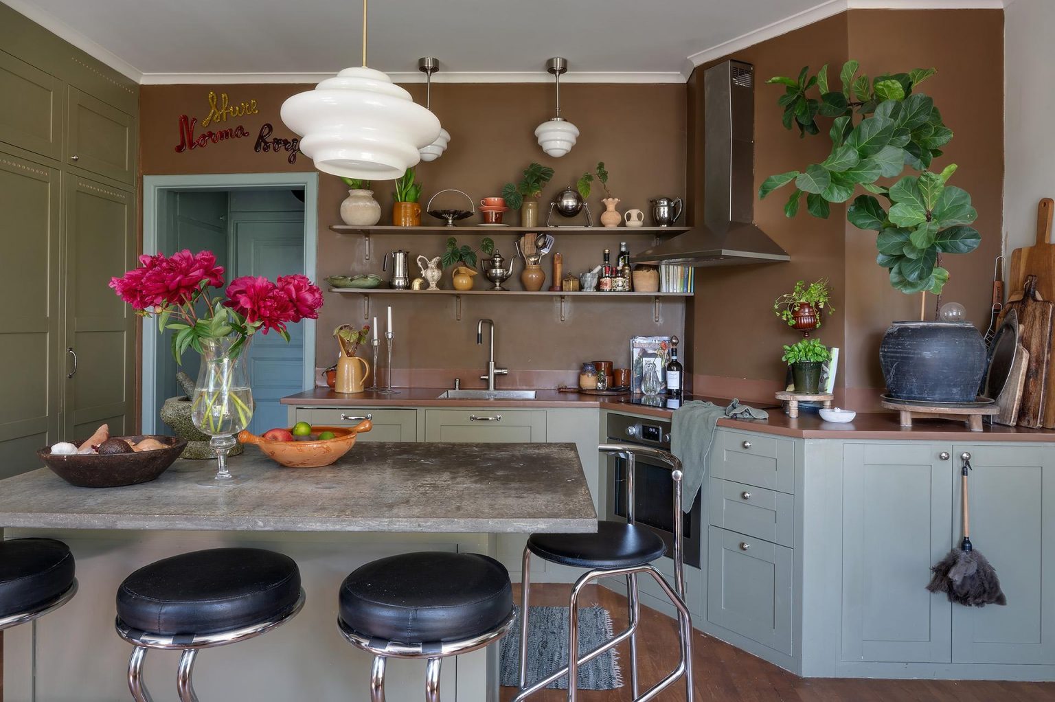cuisine verte avec îlot décoration classique chic