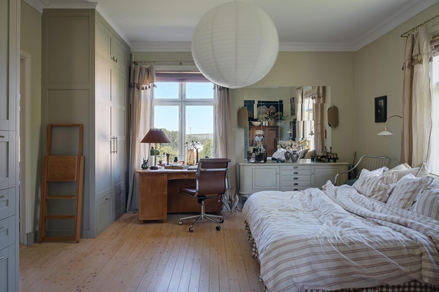 chambre avec espace bureau
