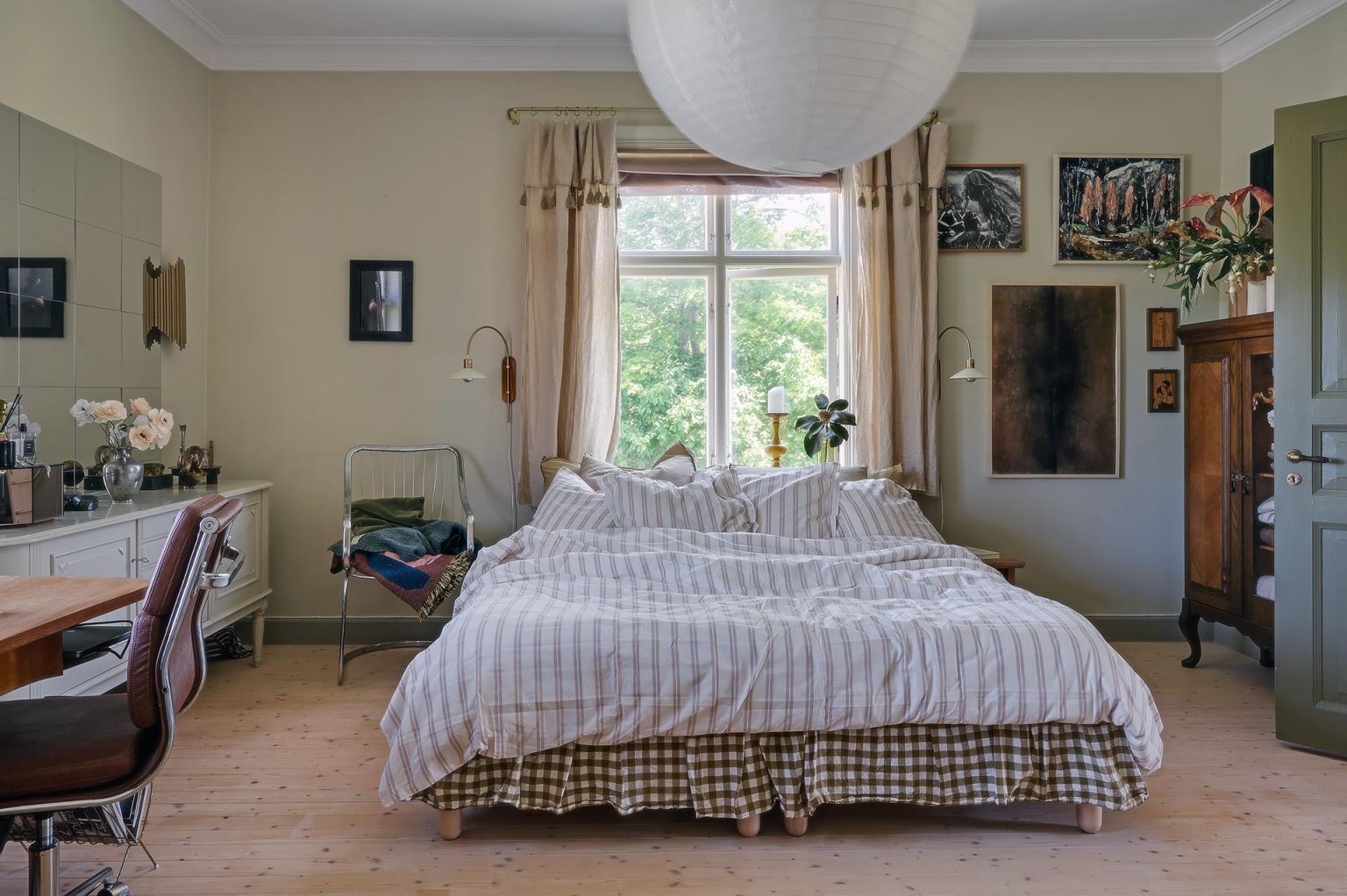 chambre avec espace bureau décoration vintage
