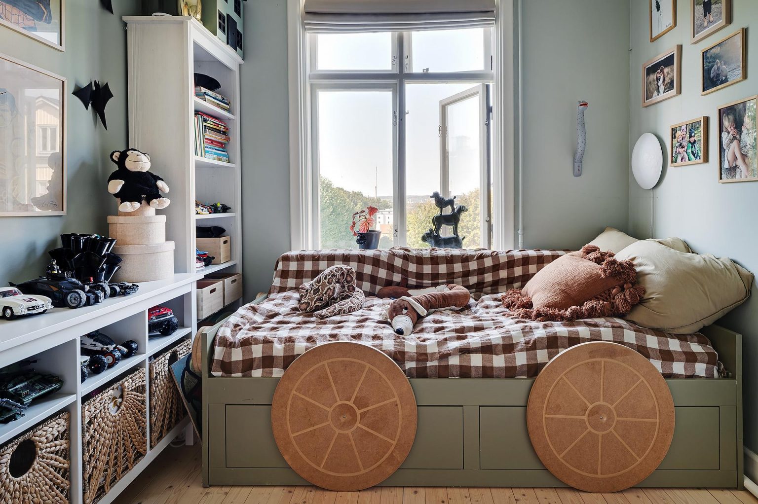 chambre enfant mur vert avec lit voiture en bois