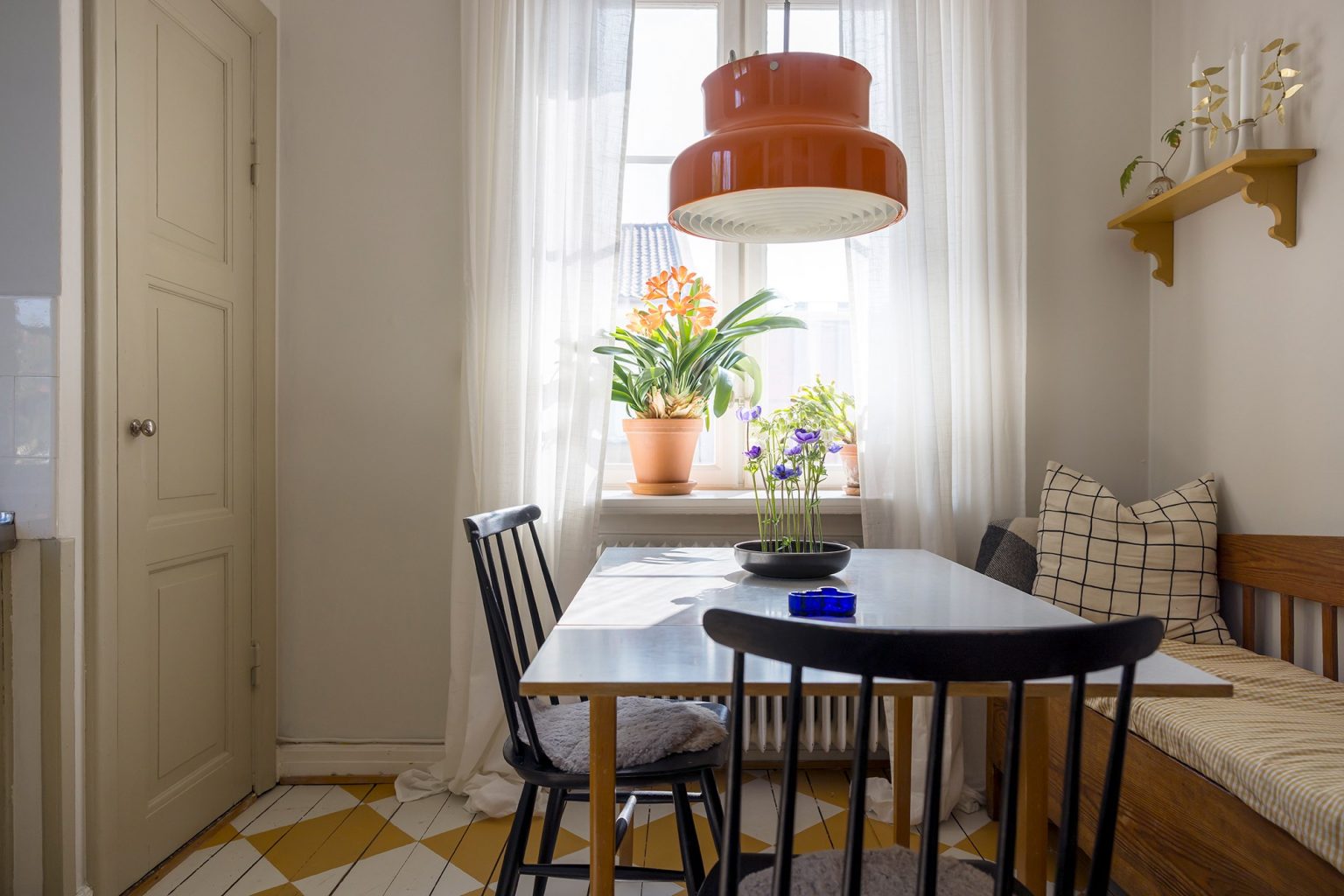 espace repas dans cuisine vintage parquet peint avec un damier jaune et blanc