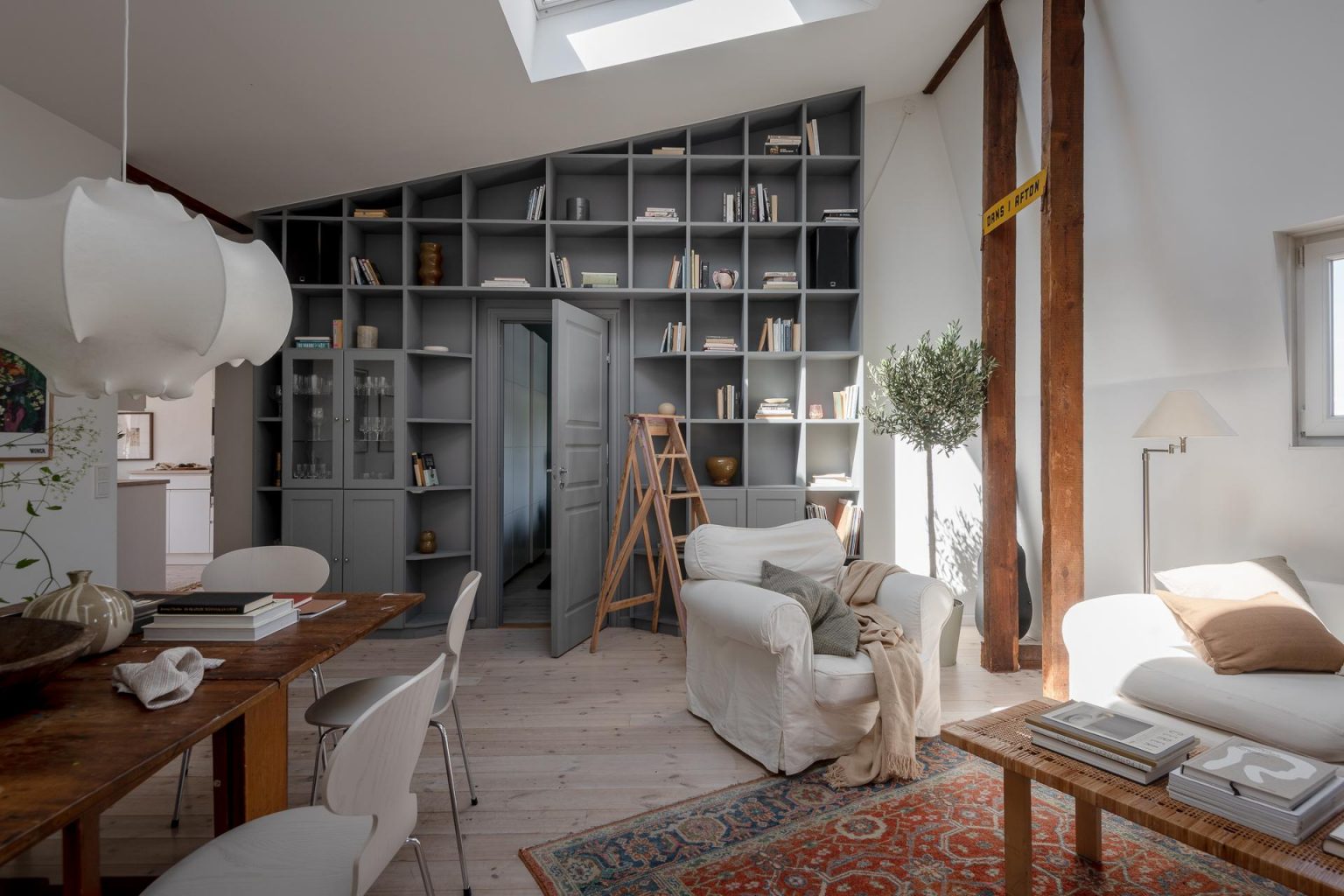 salon avec bibliothèque appartement mansardé décoration scandinave