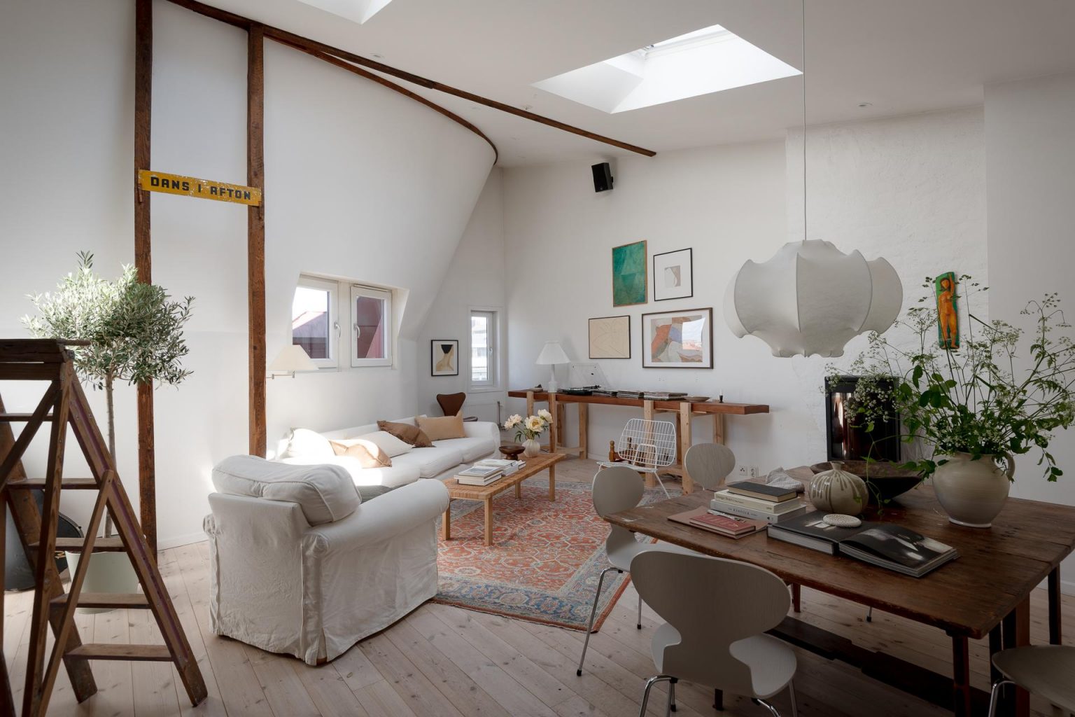 salon mansardé et salle à manger décoration scandinave