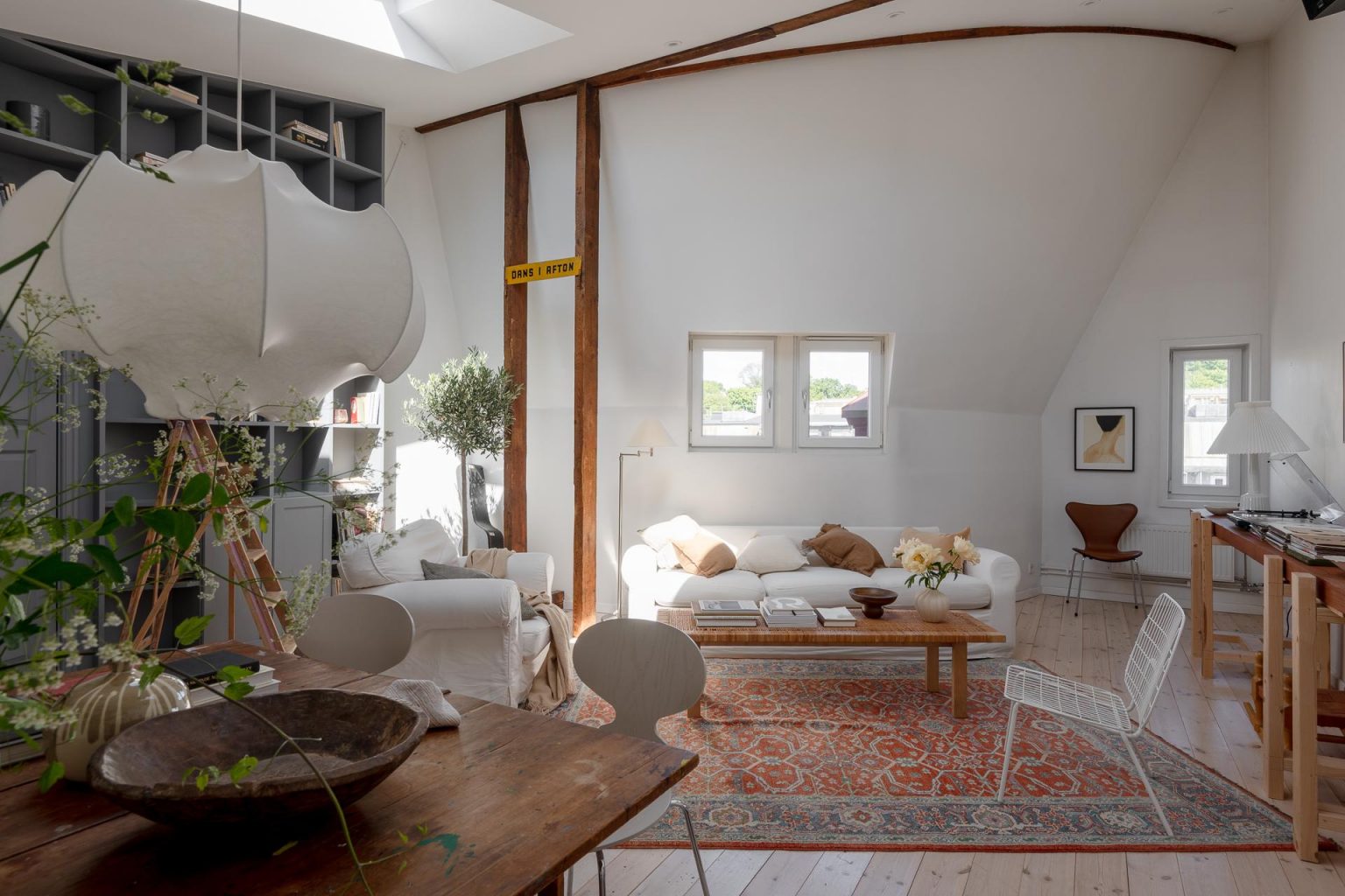 salon mansardé avec bibliothèque et salle à manger décoration scandinave