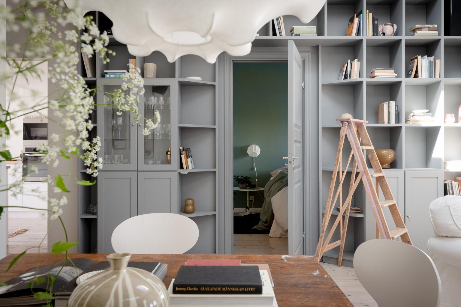 salon avec bibliothèque et salle à manger décoration scandinave