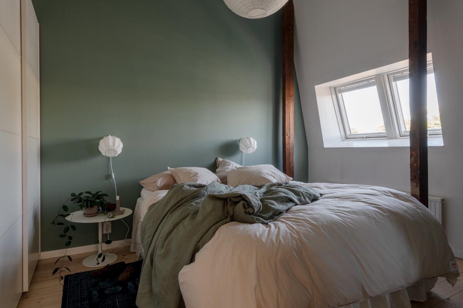 chambre murs verts décoration scandinave