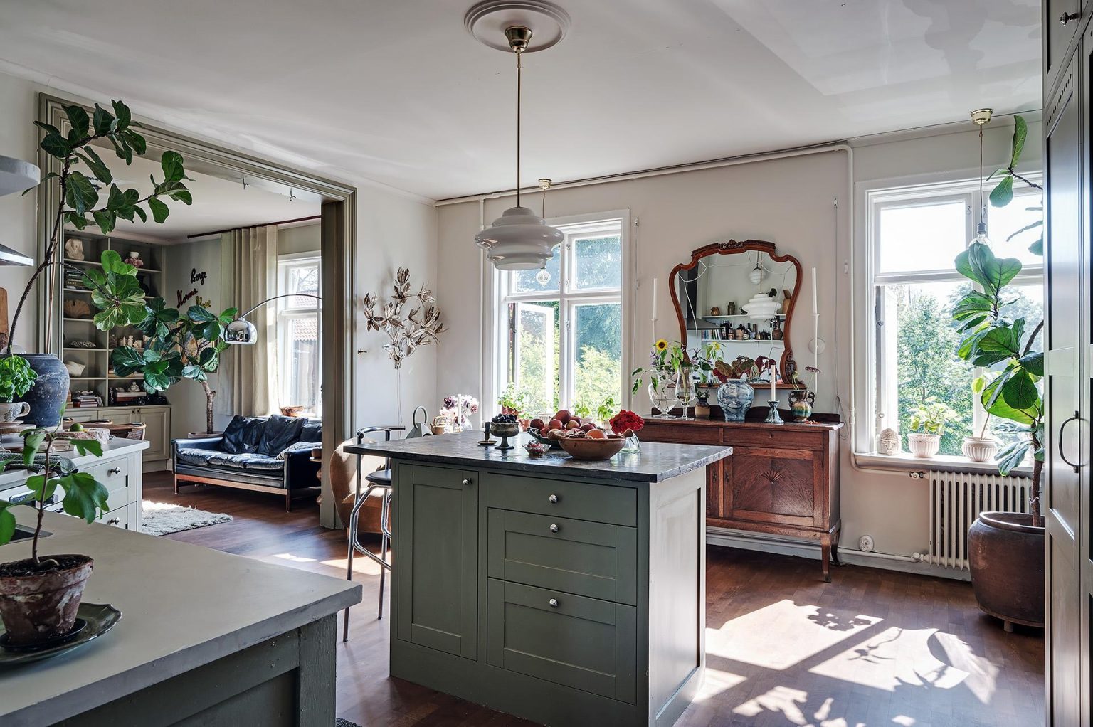 cuisine verte avec îlot décoration classique chic