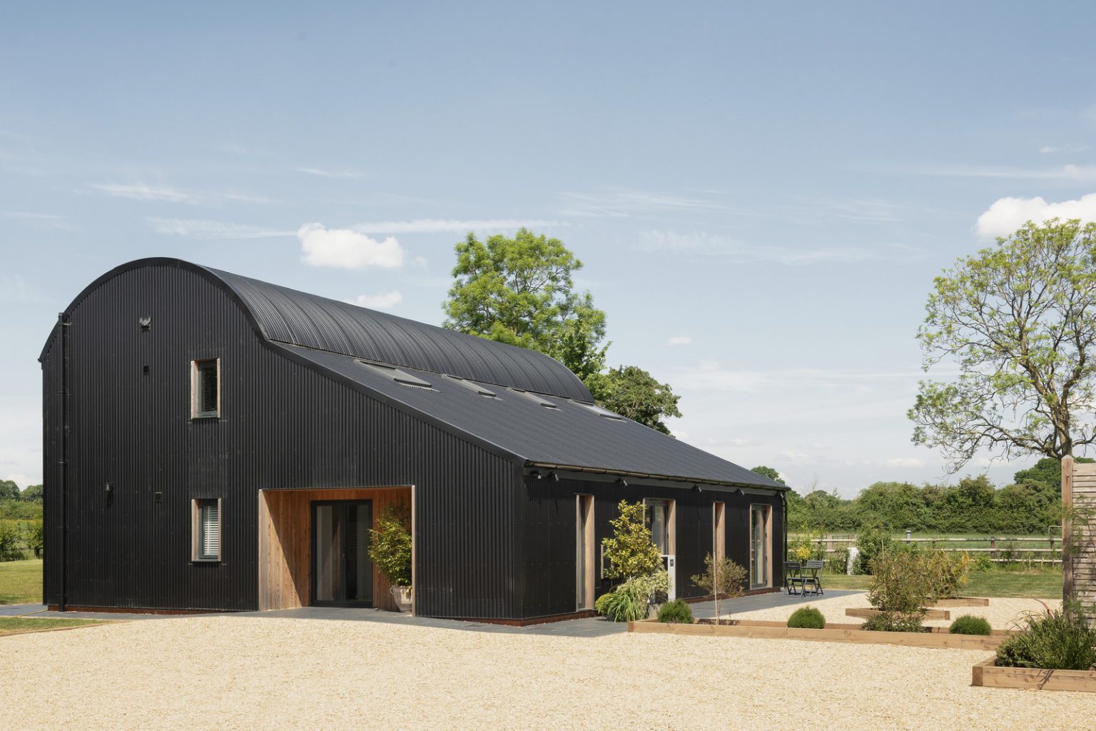 maison contemporaine façade métal noir et bois mélèze