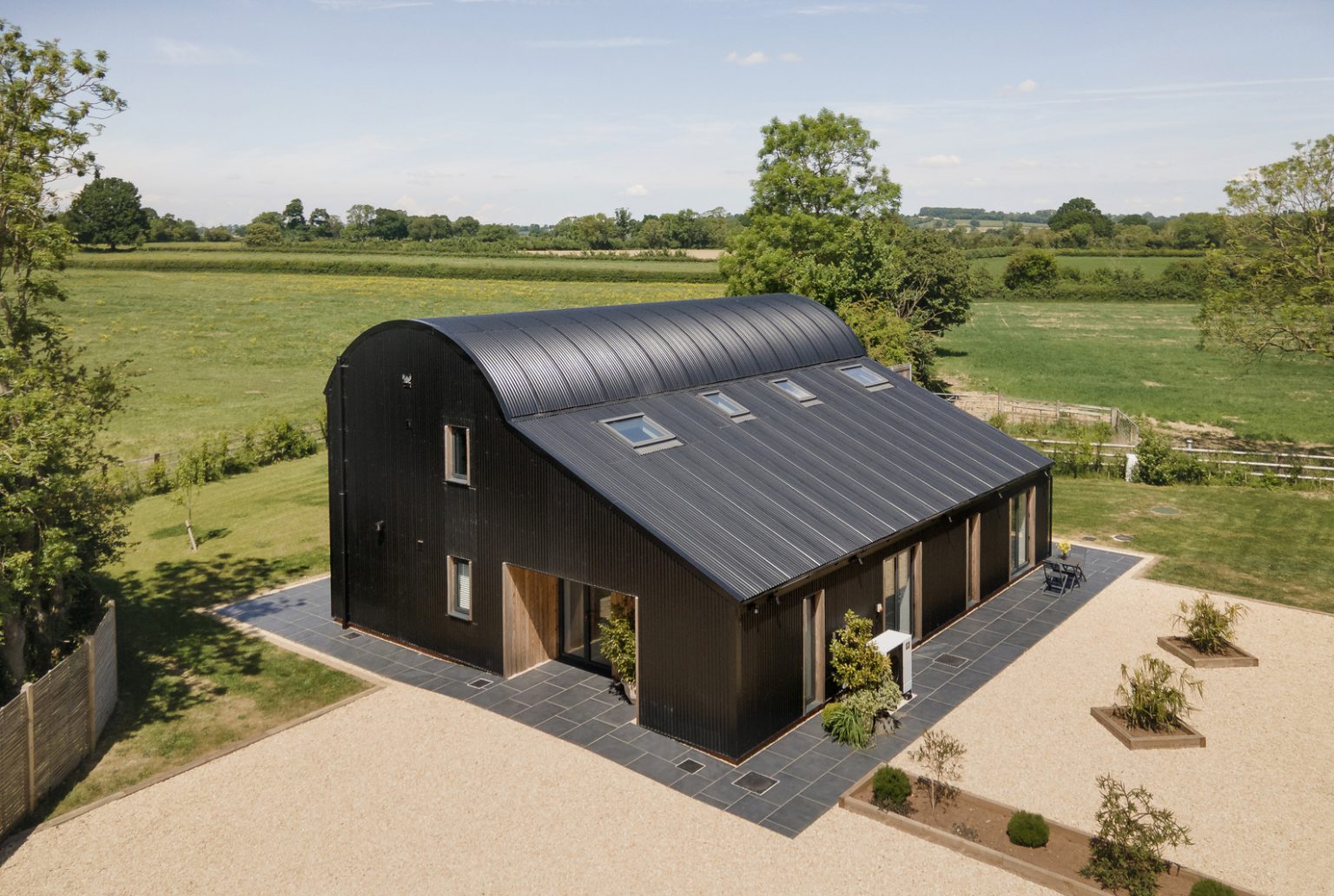 maison contemporaine façade métal noir et bois mélèze