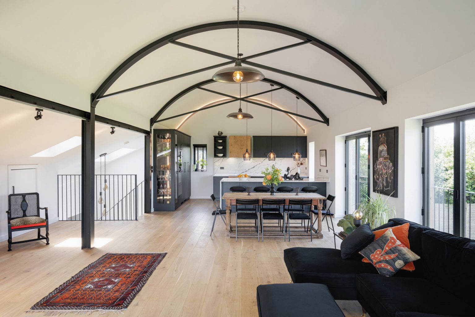 salon charpente métallique noire maison contemporaine