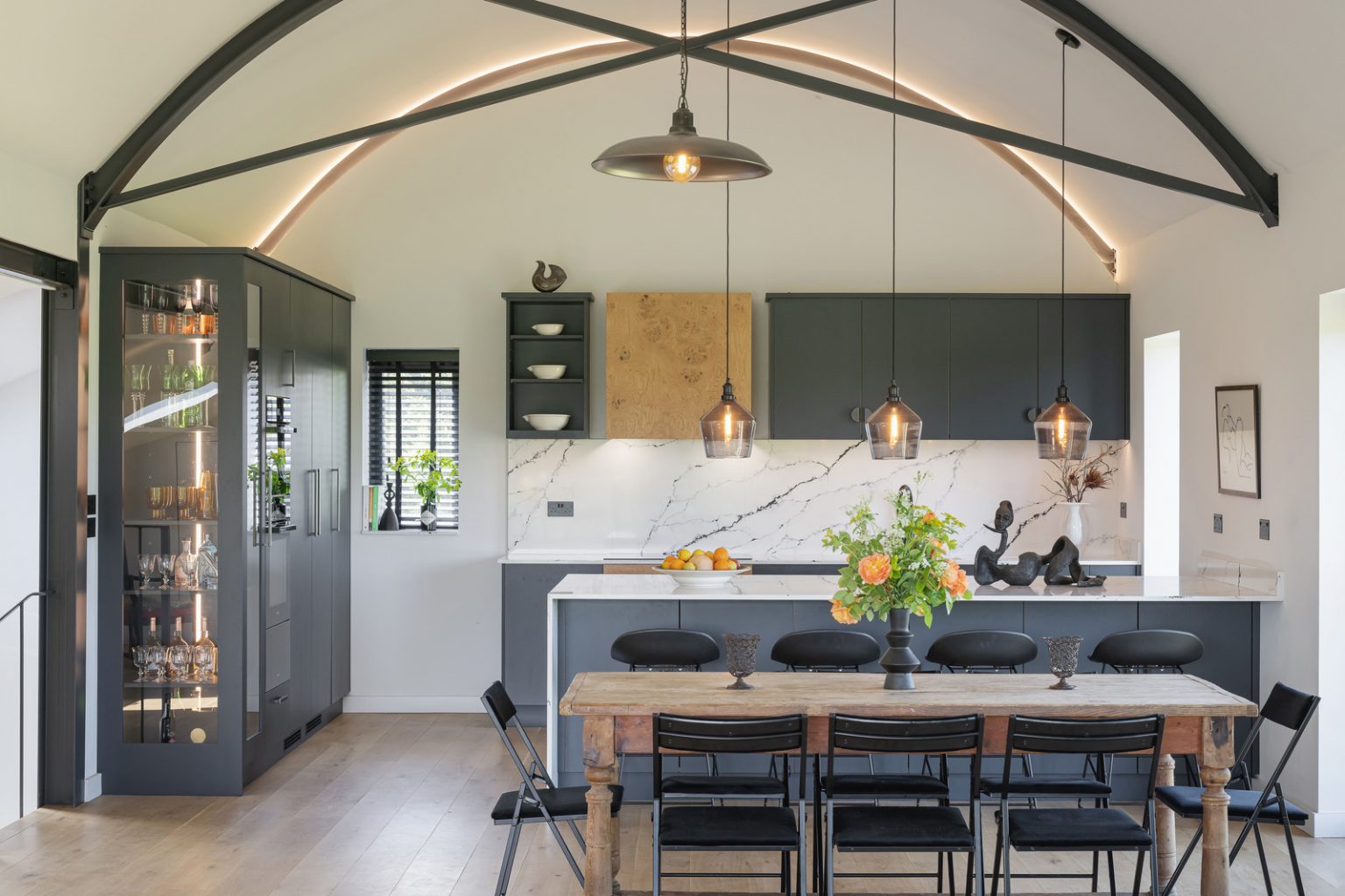 cuisine et salle à manger charpente métallique noire maison contemporaine