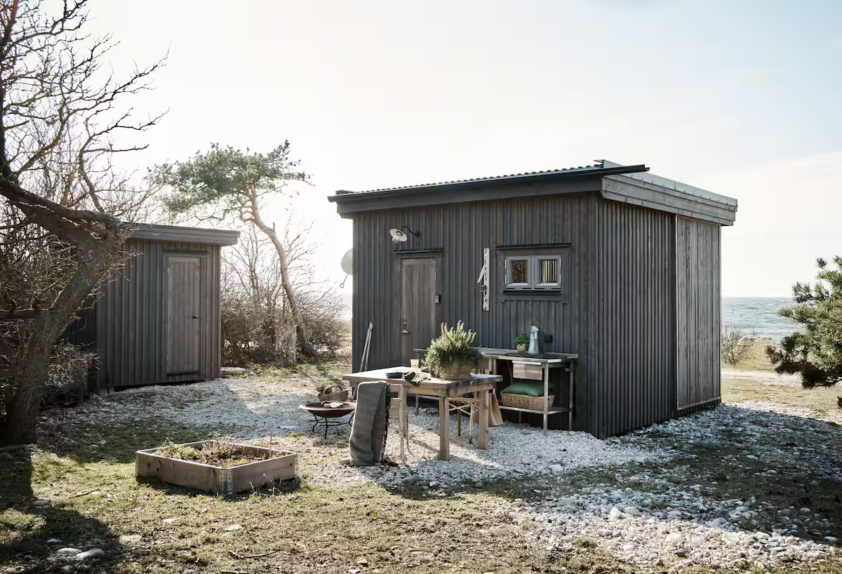 Une cabane en bois au bord de la Baltique