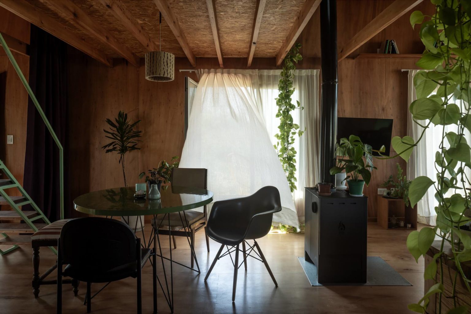 salle à manger petite maison 64m2 bois et tôle