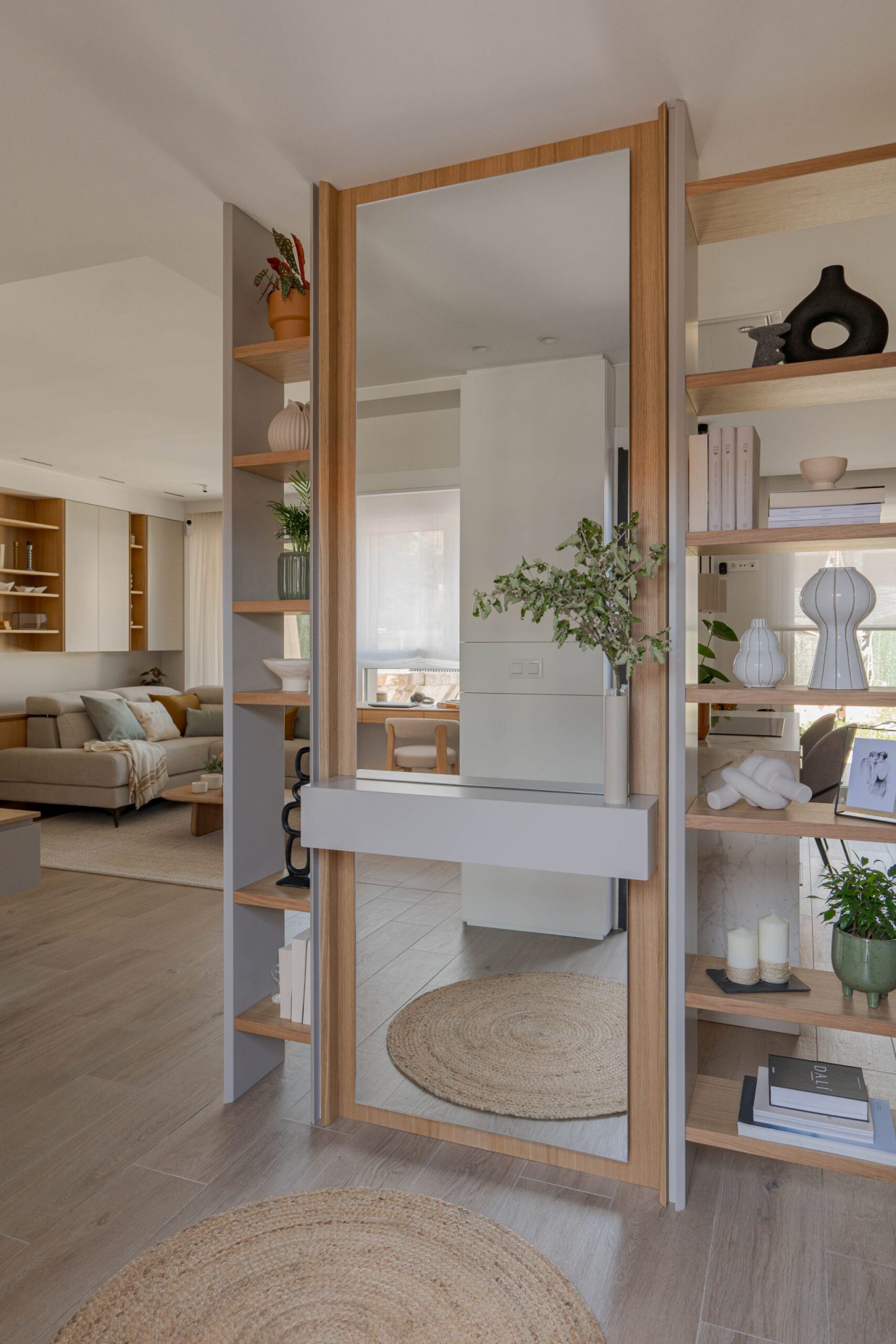 entrée avec miroir et meuble sur mesure