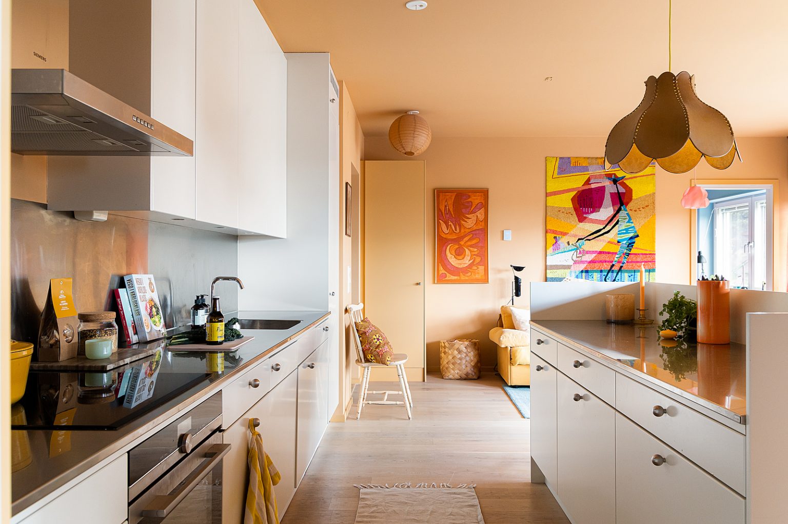 cuisine ouverte sur salon murs jaunes appartement 67m2 décoration colorée et scandinave
