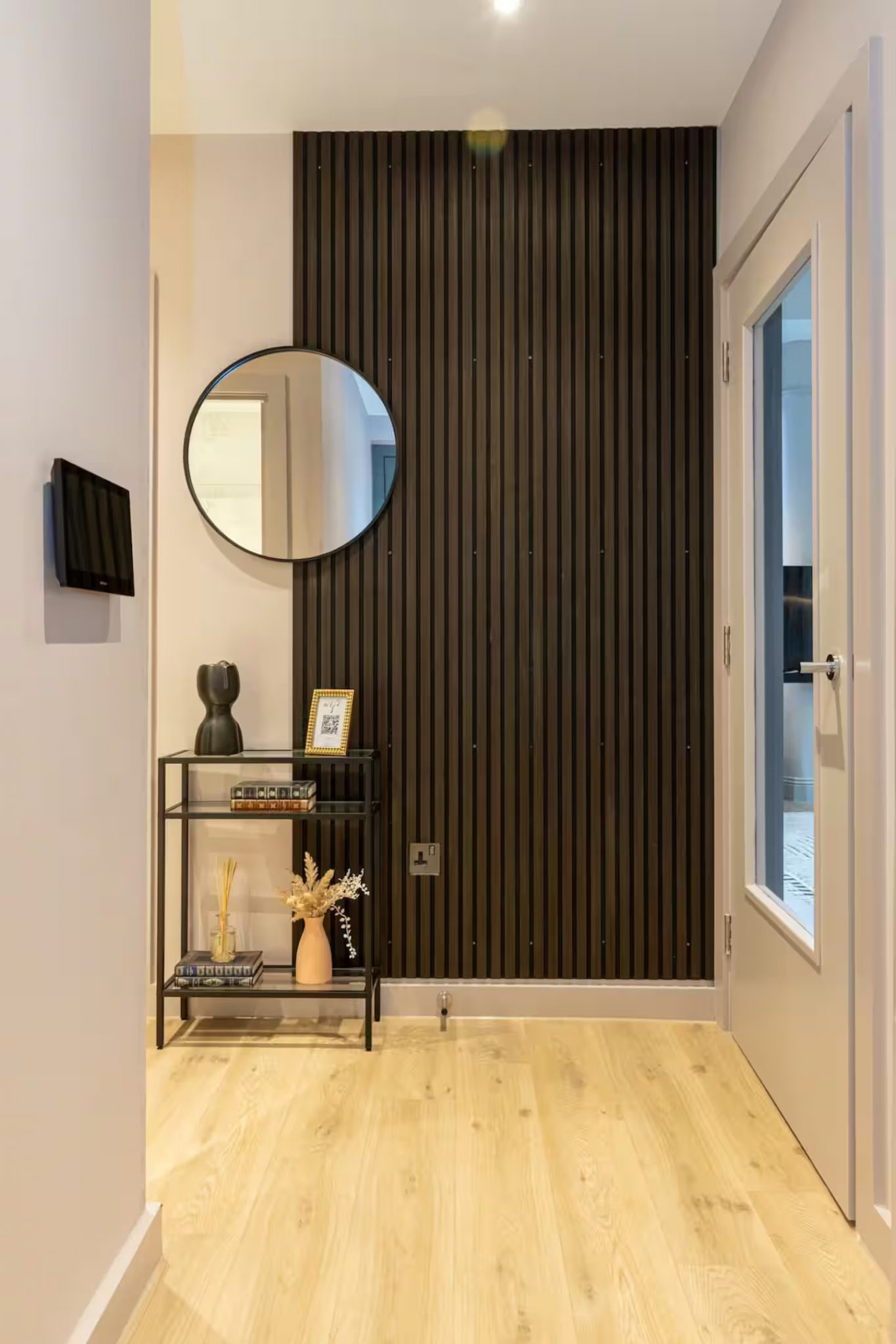 entrée mur tasseaux de bois