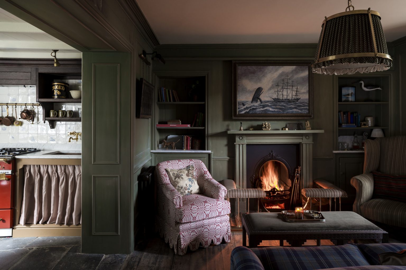 salon avec cheminée décoration anglaise et vintage