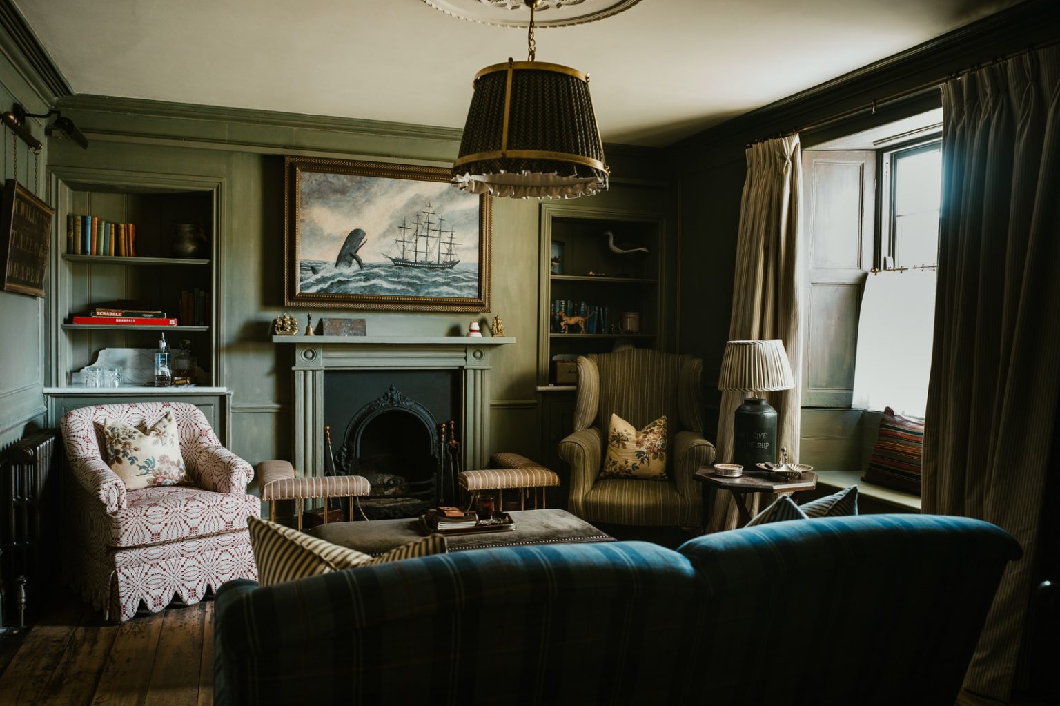 salon avec cheminée décoration anglaise et vintage