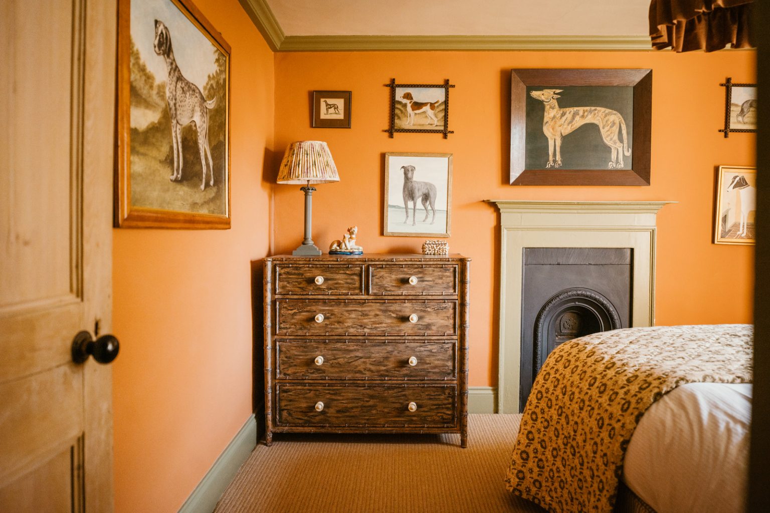 chambre murs oranges décoration rustique