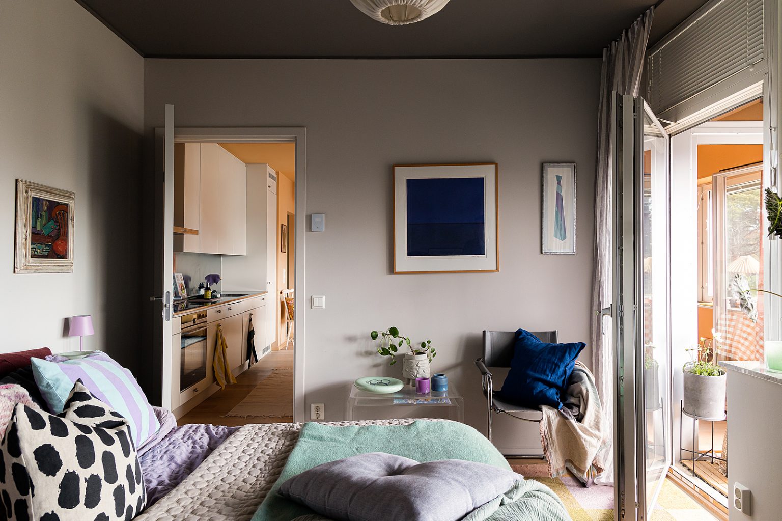 chambre murs gris appartement 67m2 décoration colorée et scandinave
