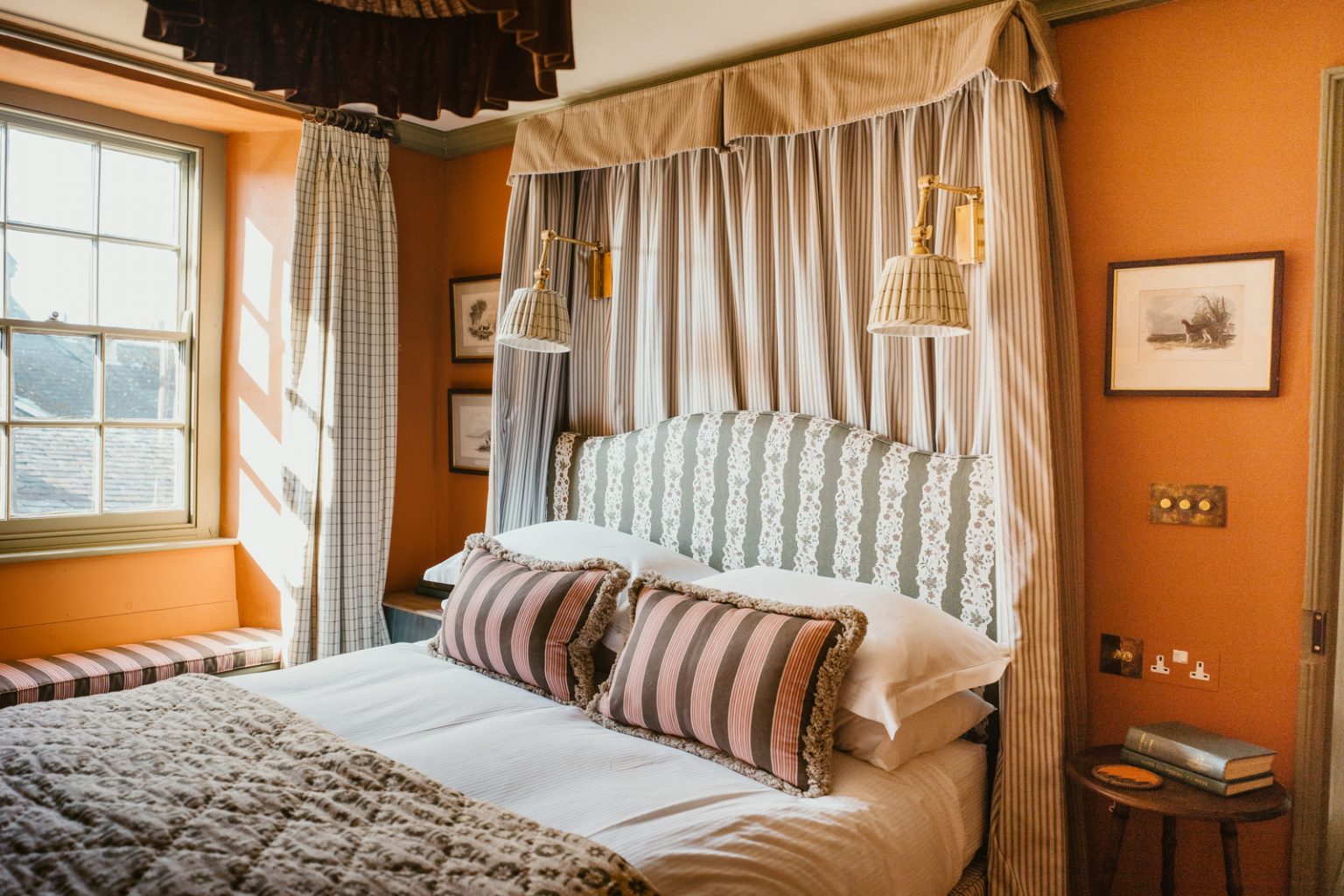 chambre murs oranges décoration classique chic et vintage