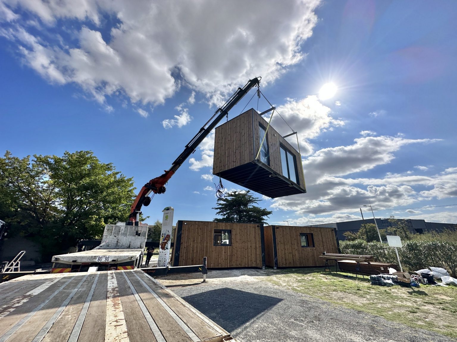livraison et installation par grue maison container française Dune loft 