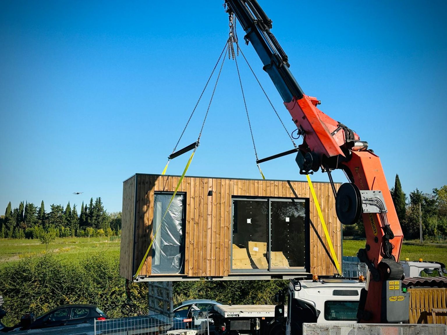 livraison et installation par grue maison container française Dune loft 