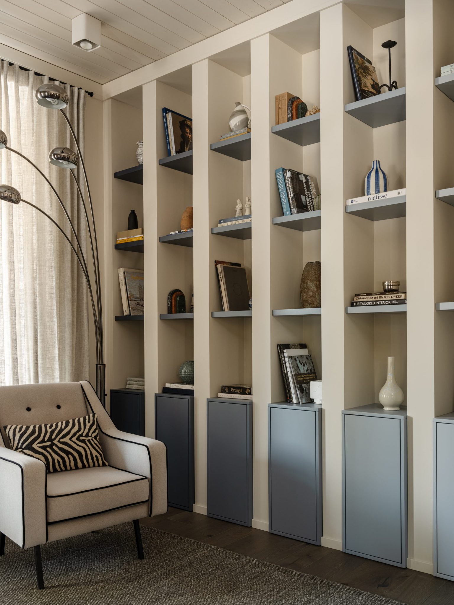 salon avec bibliothèque décoration contemporaine maison en bois