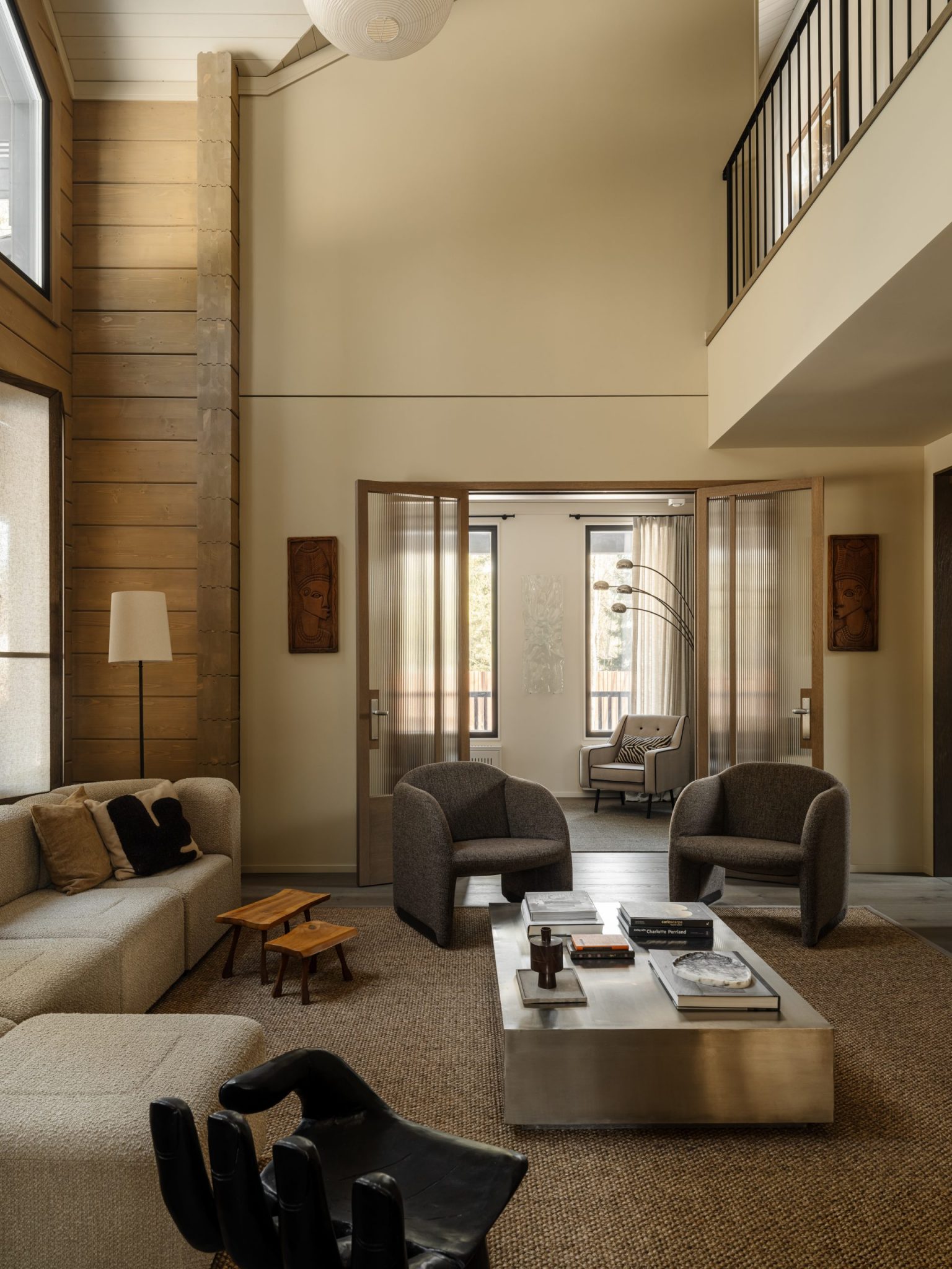 salon double hauteur avec mezzanine décoration contemporaine maison en bois