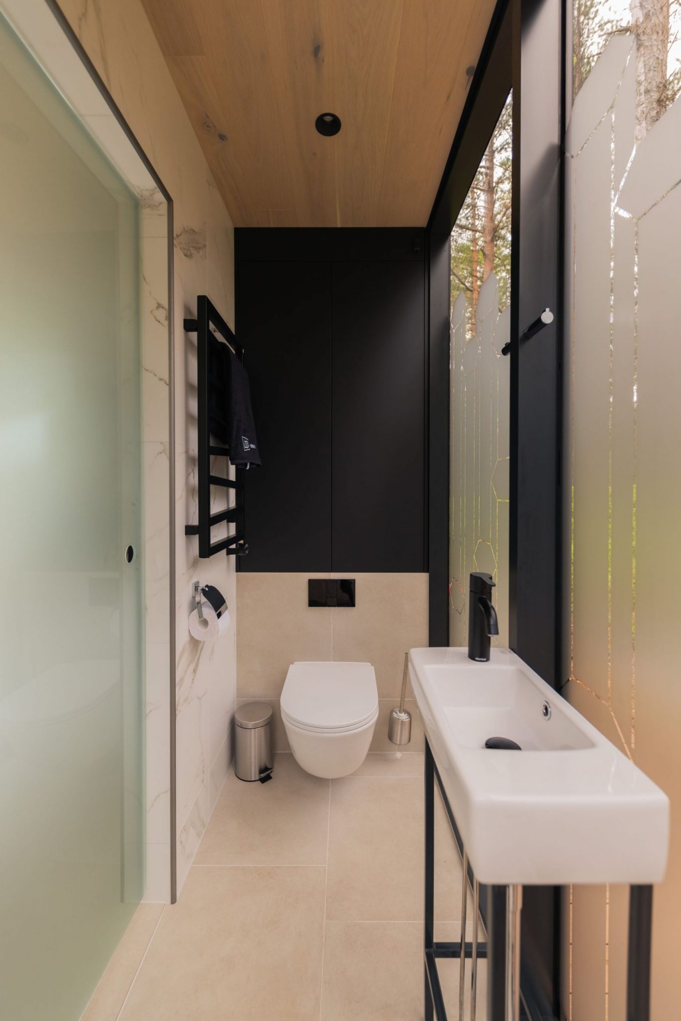 salle de bain design avec fenêtre sablée