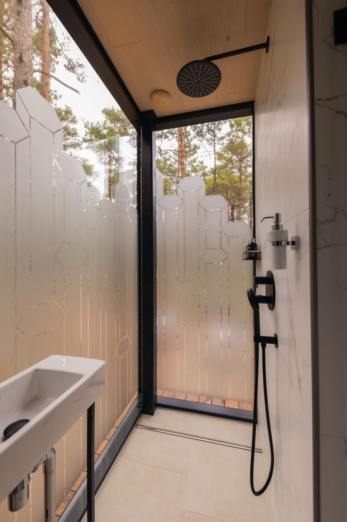 salle de bain design avec fenêtre vitrage sablé