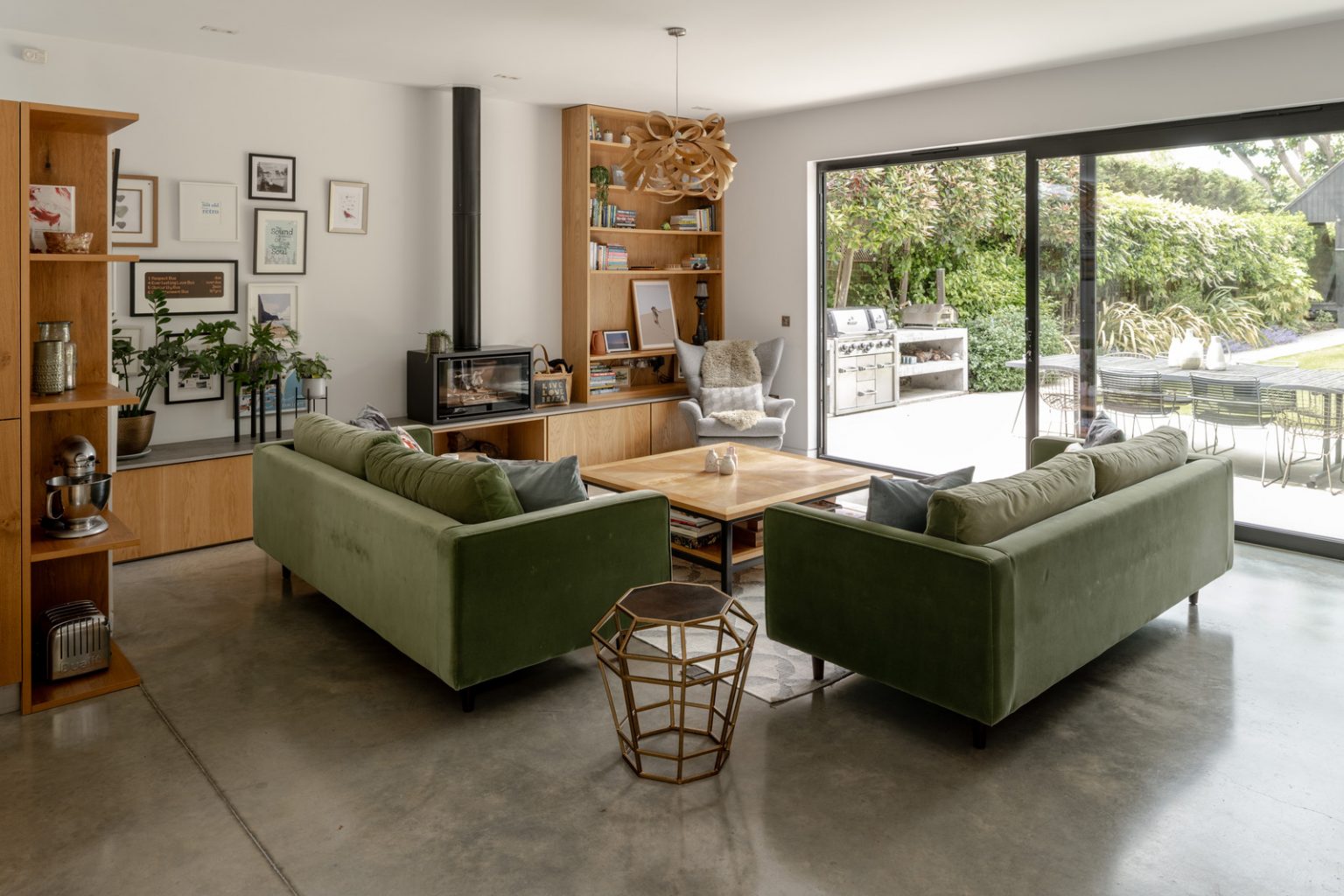 salon avec poêle décoration contemporaine maison architecte