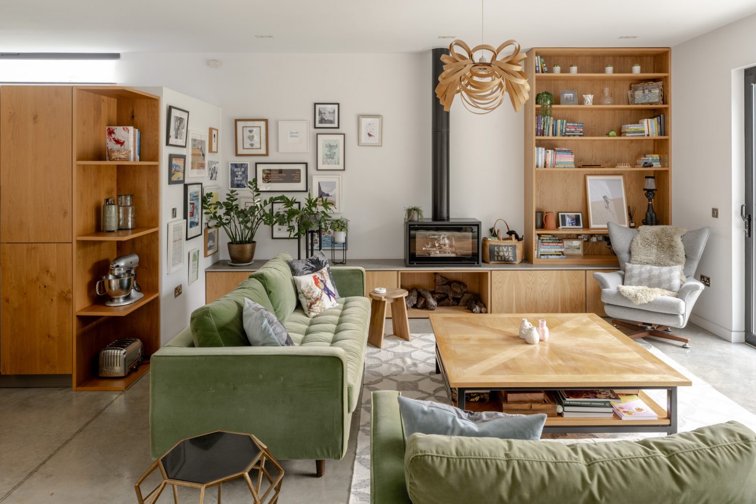 salon avec poêle décoration contemporaine maison architecte